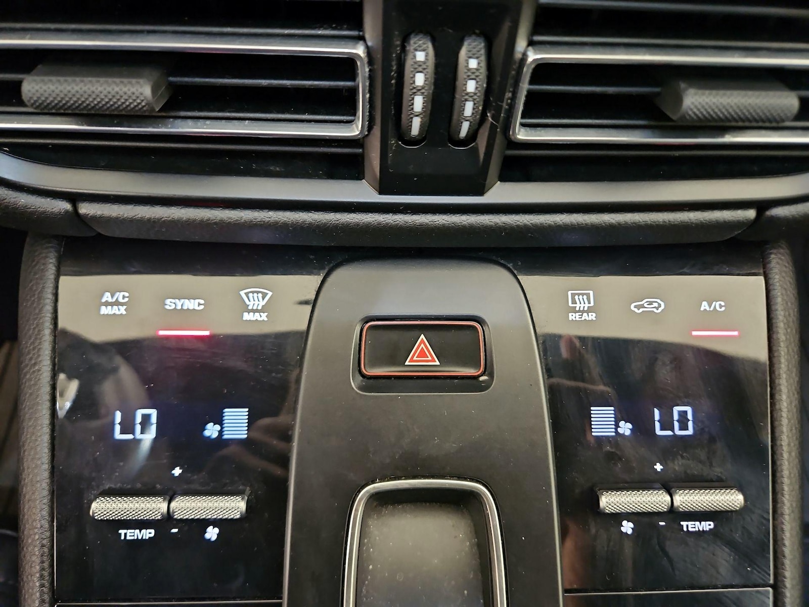 2024 Porsche Macan T - Photo 18