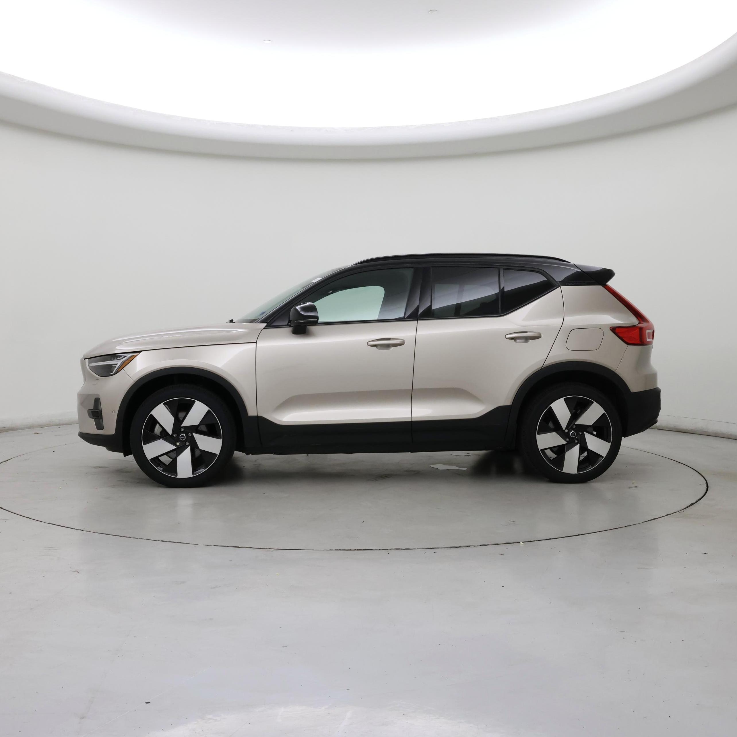 Thumbnail: 2023 Volvo XC40 - 3