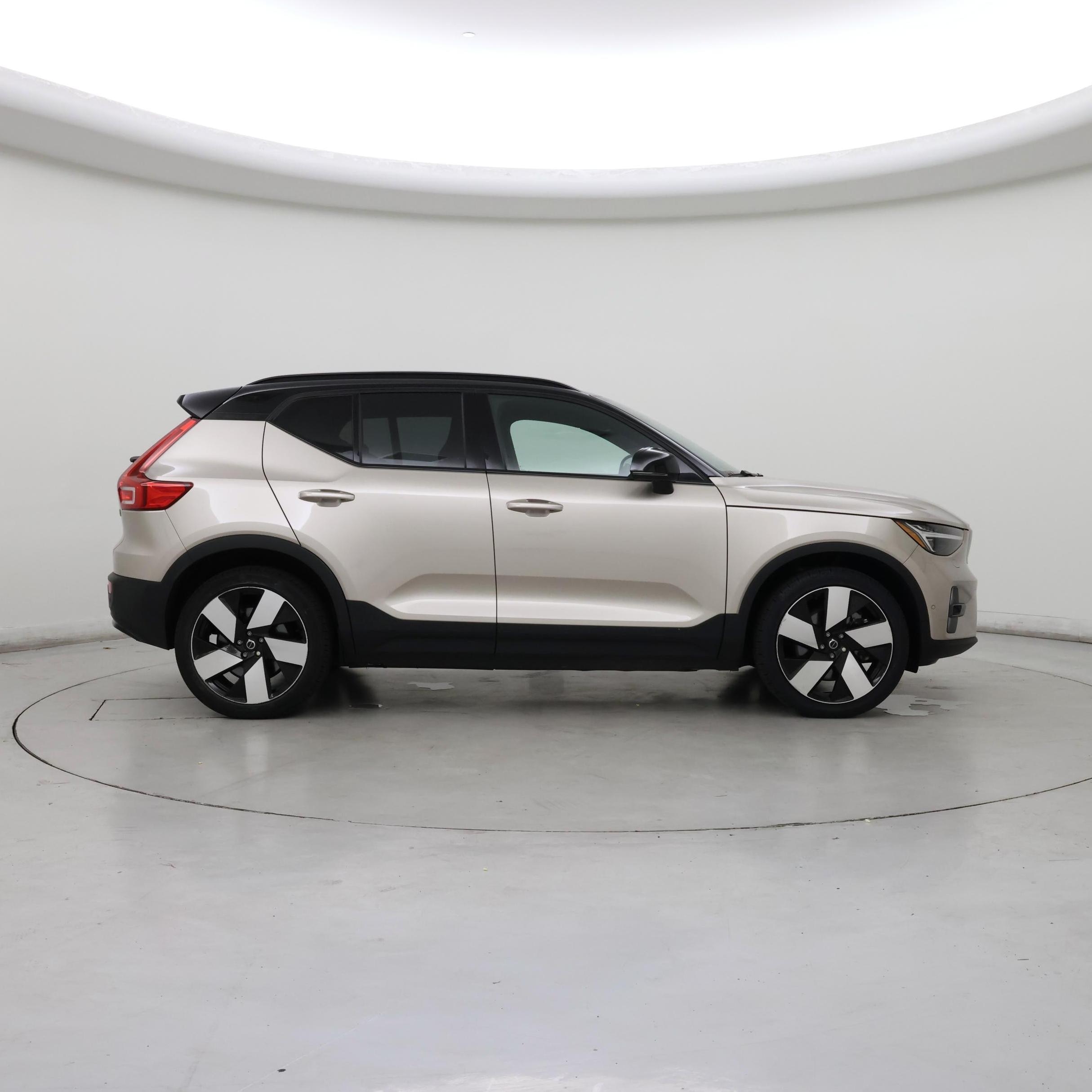 Thumbnail: 2023 Volvo XC40 - 7