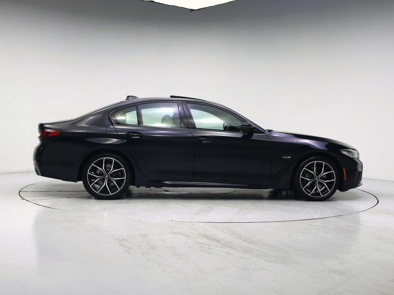 2023 BMW 5 Series 530e - Photo 8