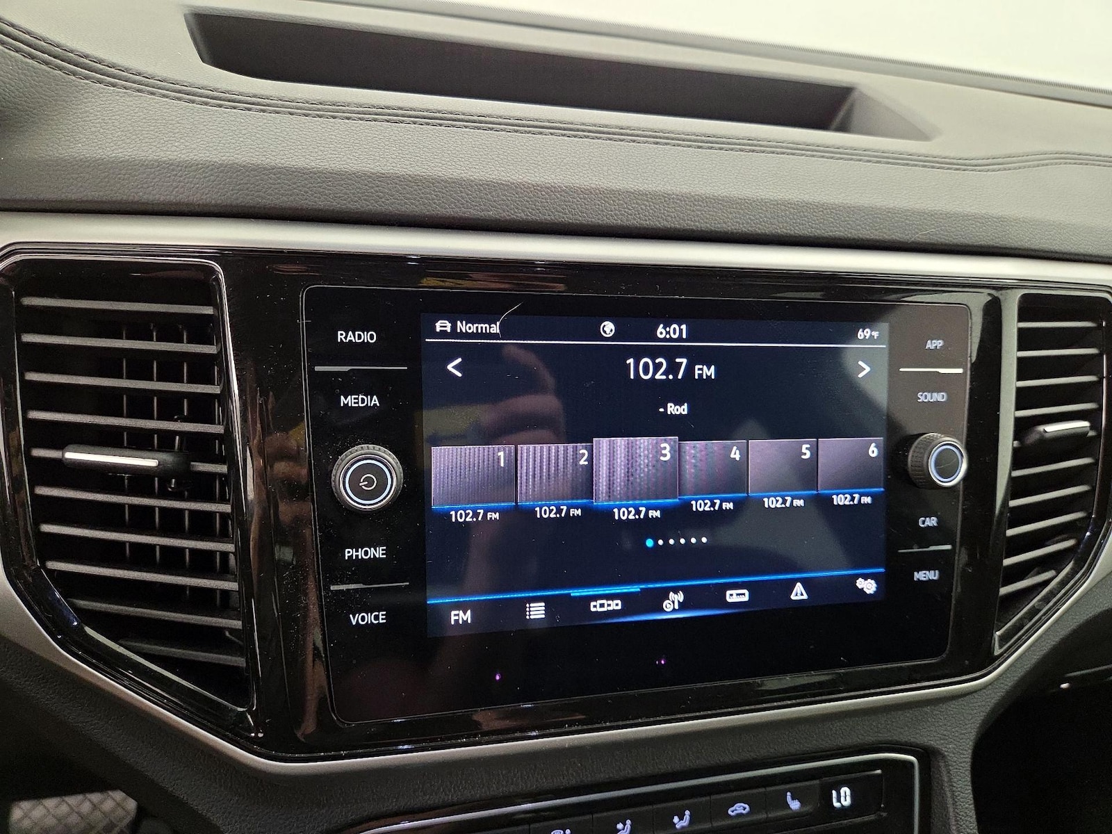 2022 Volkswagen Atlas Cross Sport SE w/Tech - Photo 16