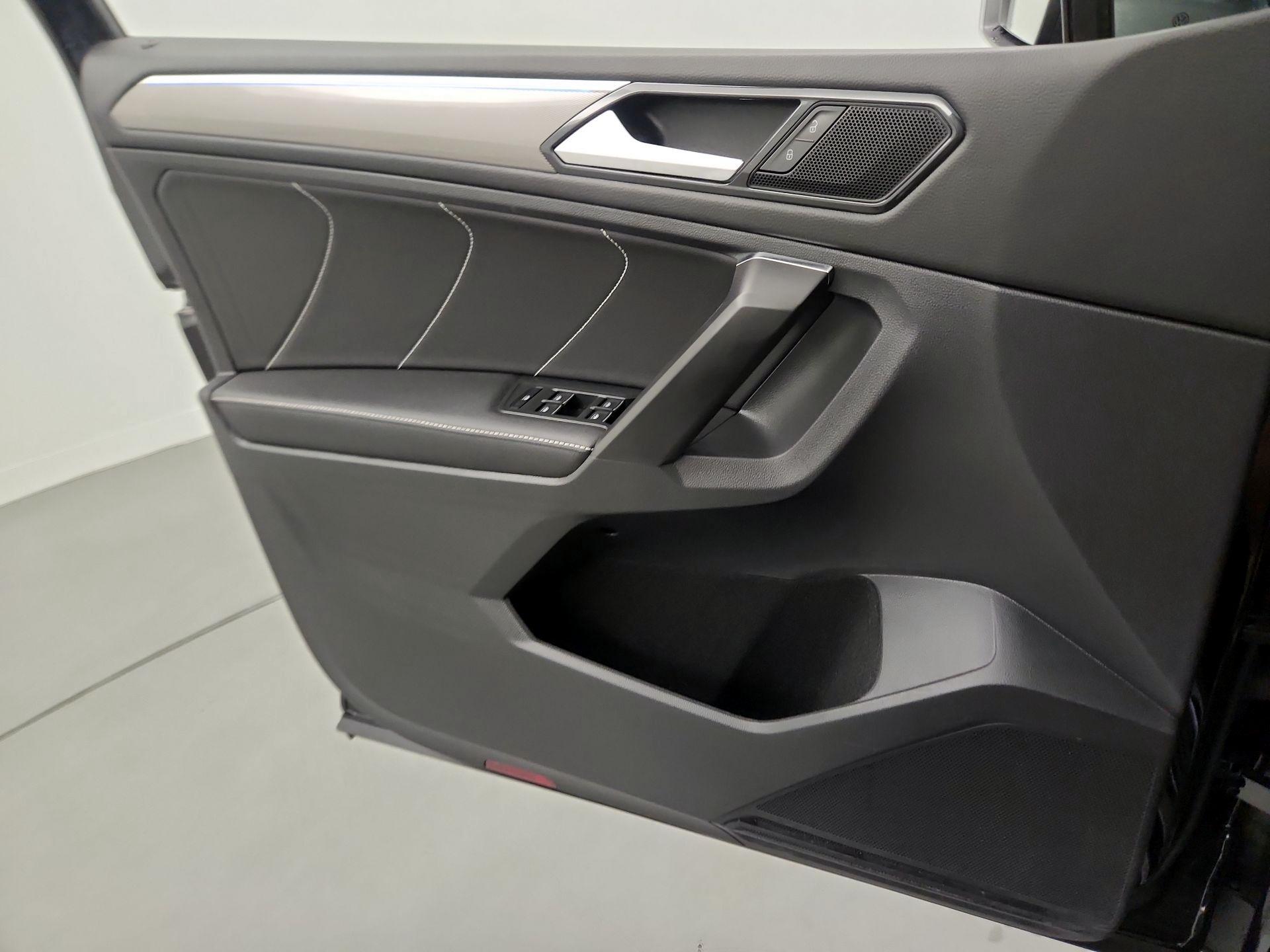 Thumbnail: 2023 Volkswagen Tiguan - 12