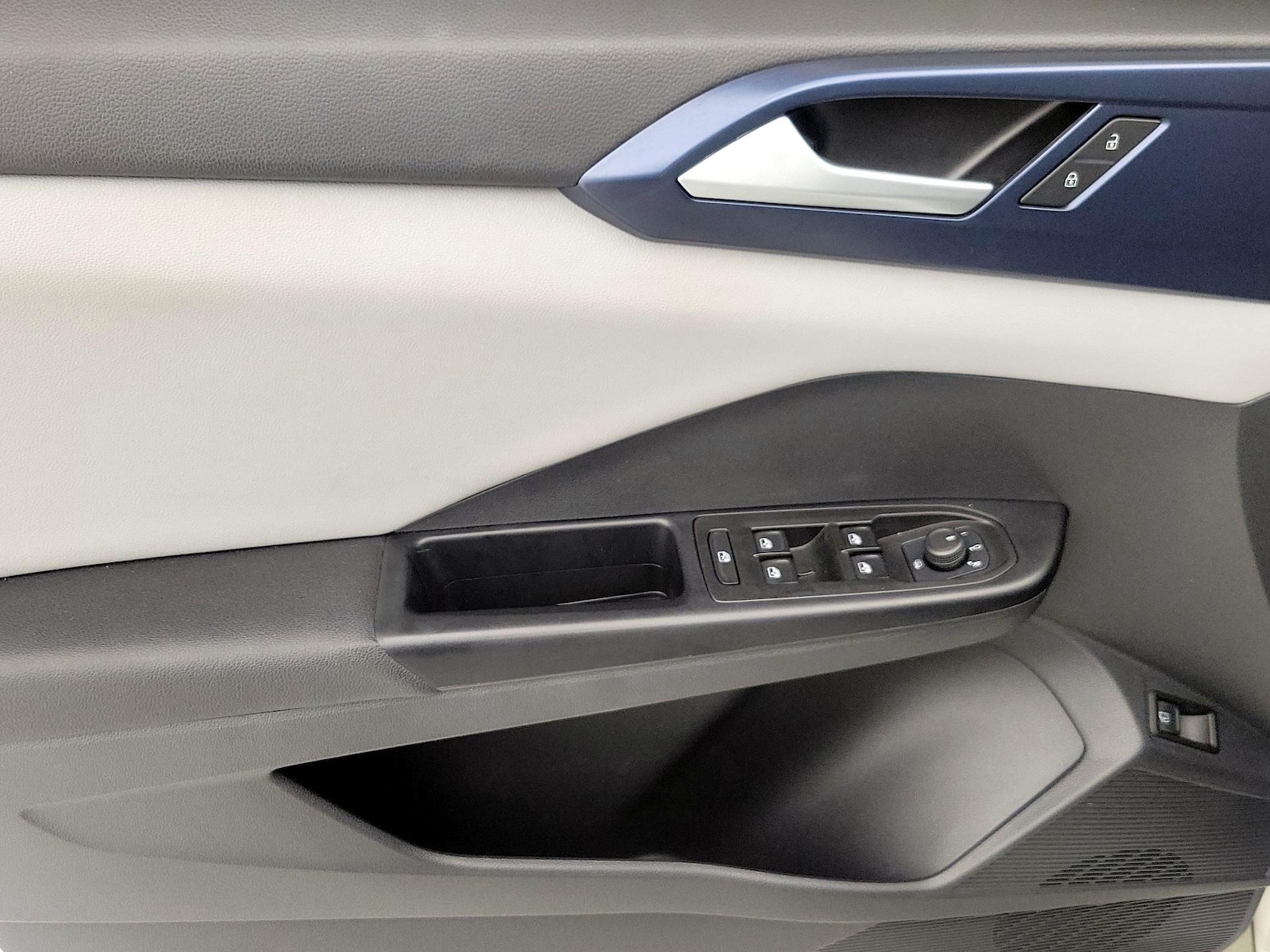 2023 Volkswagen Taos SE - Photo 13