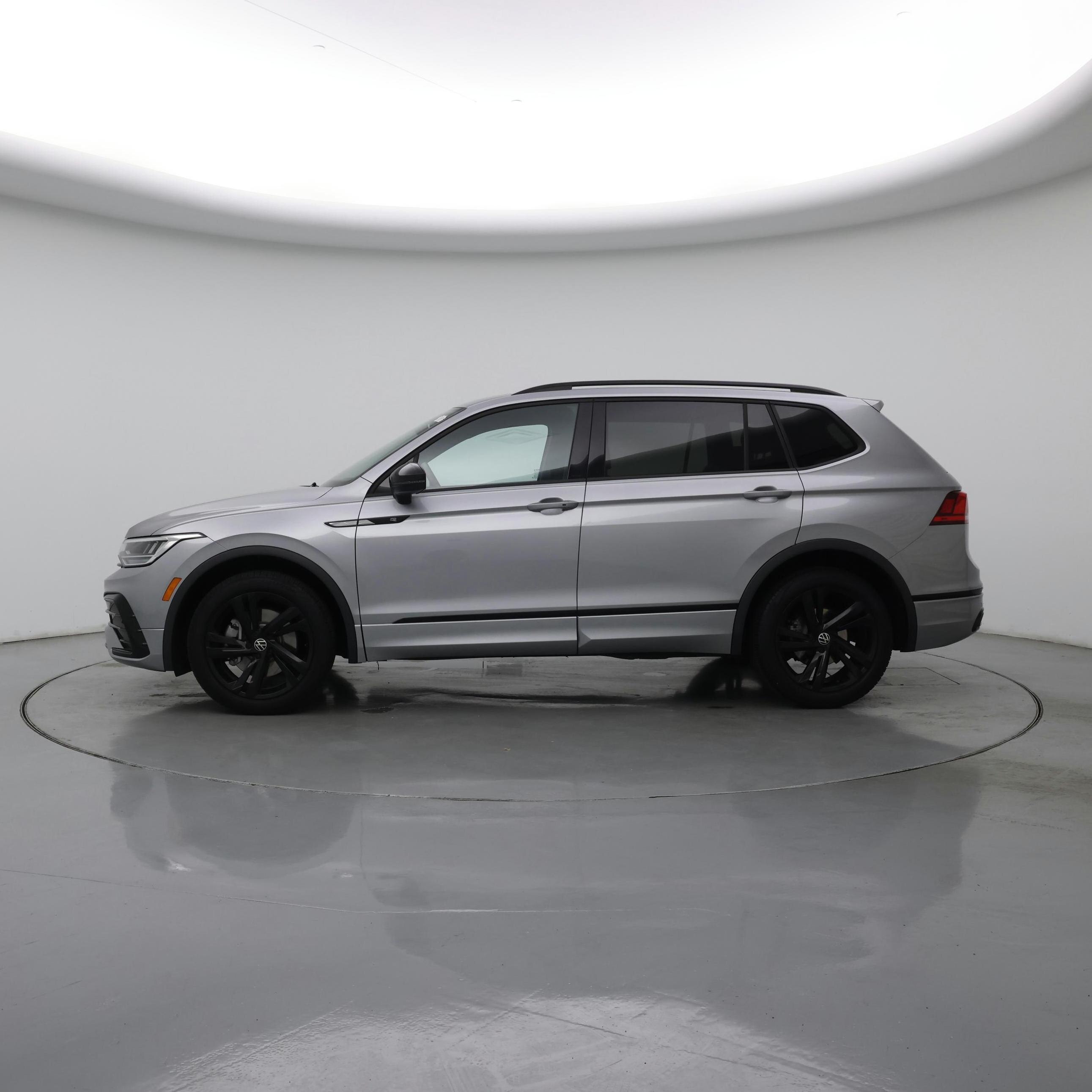 Thumbnail: 2023 Volkswagen Tiguan - 3