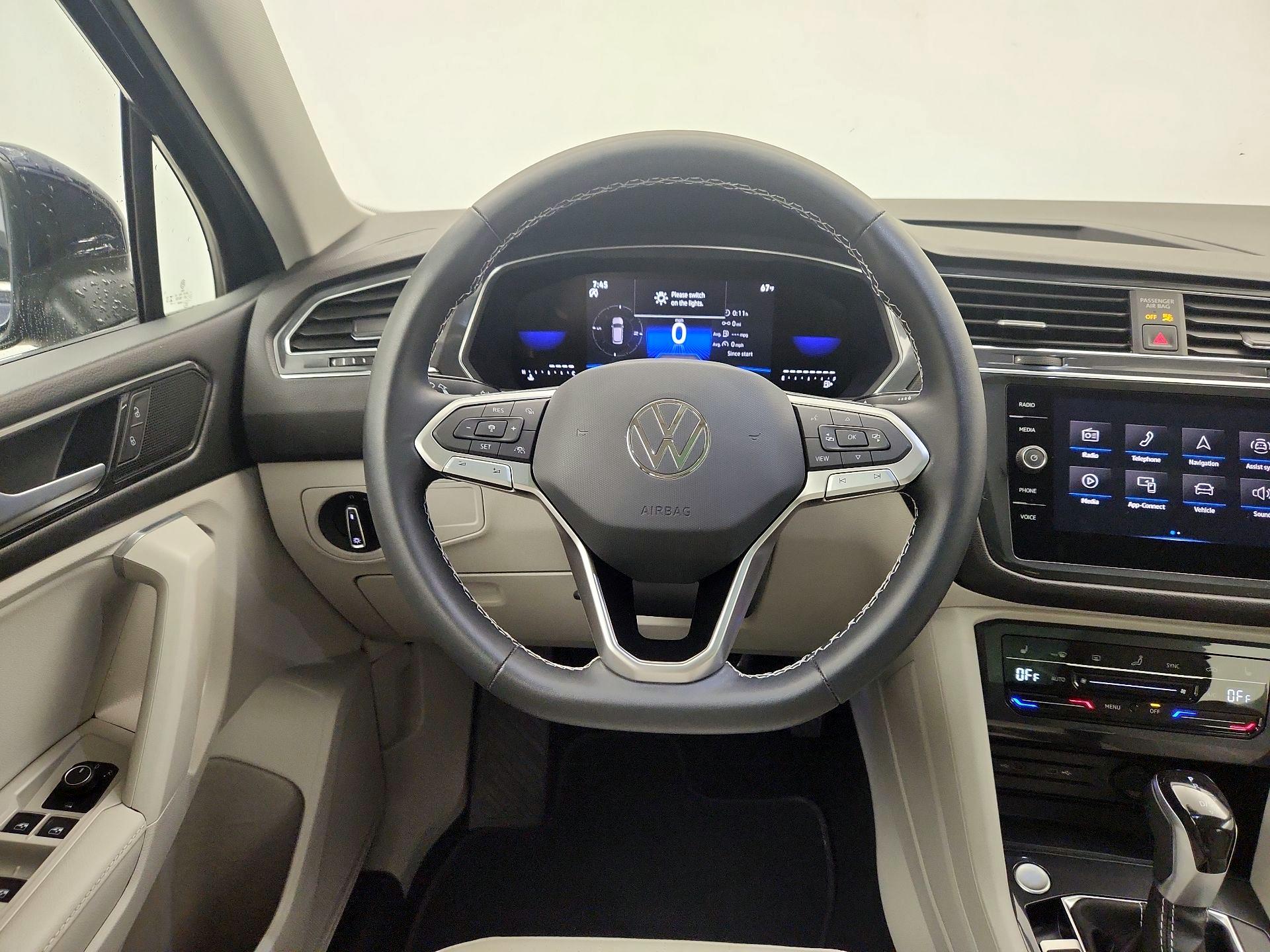 Thumbnail: 2023 Volkswagen Tiguan - 10