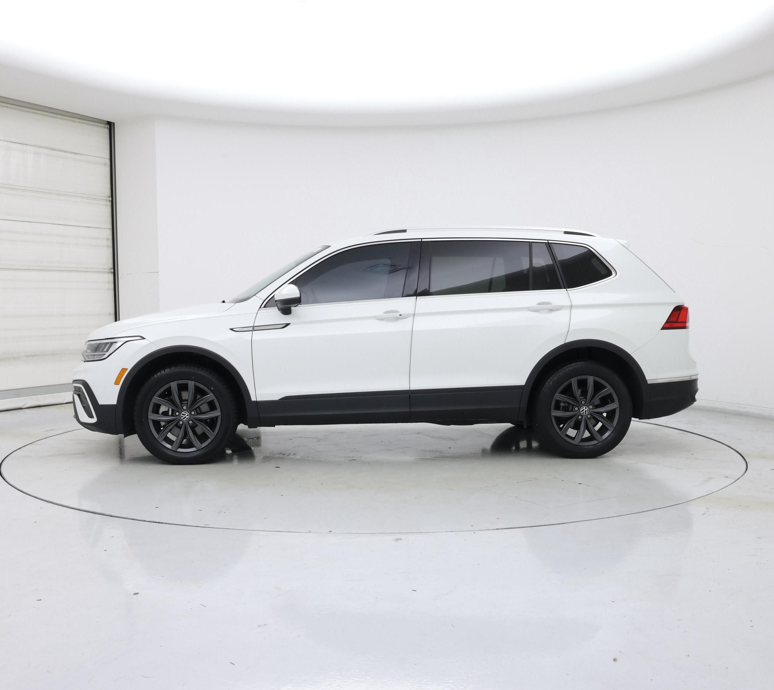 Thumbnail: 2023 Volkswagen Tiguan - 3