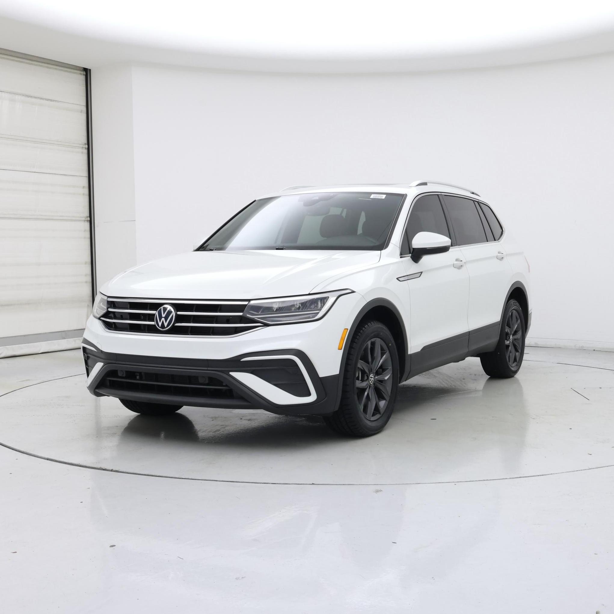 Thumbnail: 2023 Volkswagen Tiguan - 4
