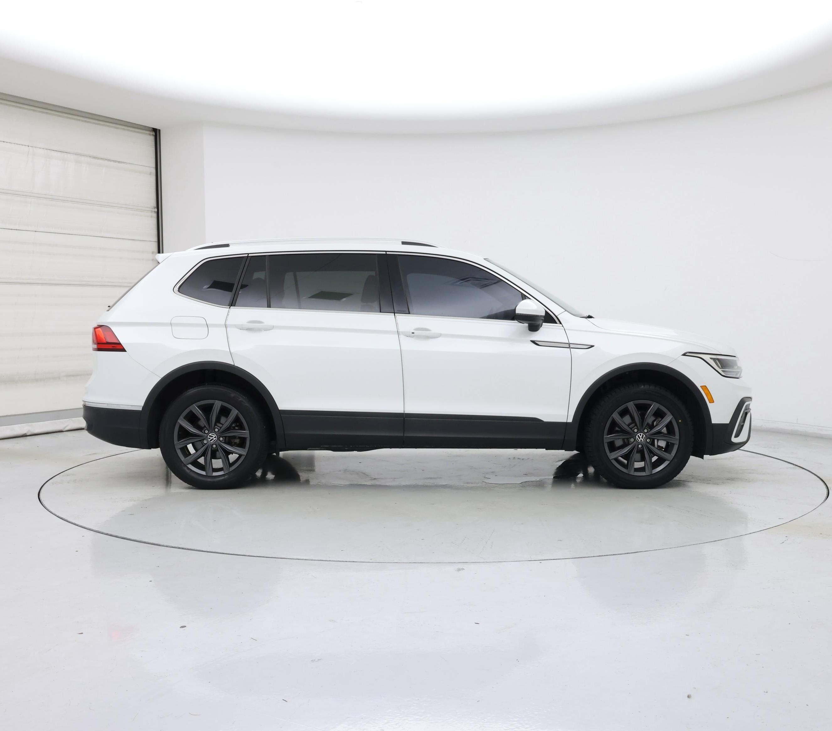 Thumbnail: 2023 Volkswagen Tiguan - 7