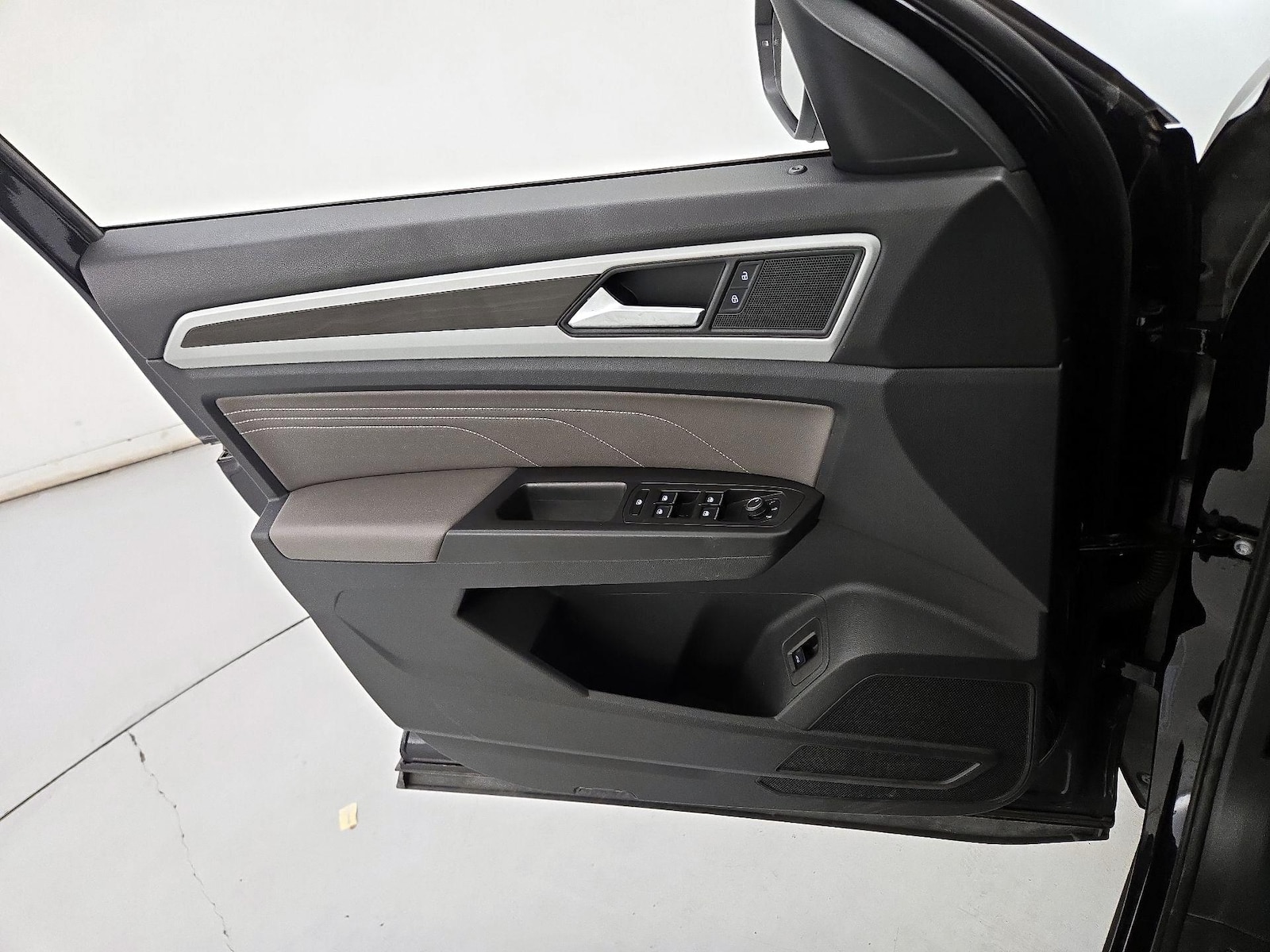 2023 Volkswagen Atlas SE w/Tech - Photo 13