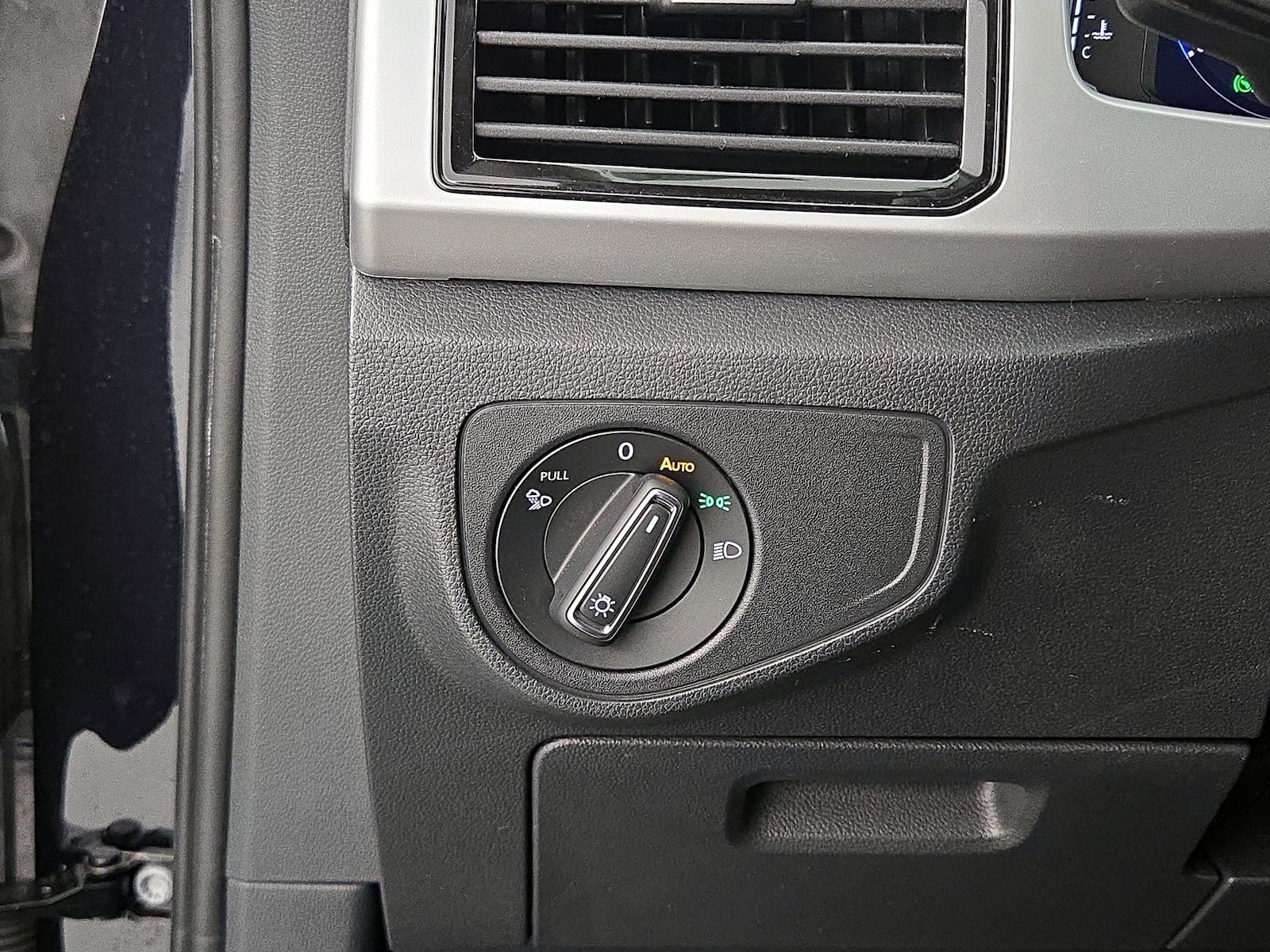 2023 Volkswagen Atlas SE w/Tech - Photo 14