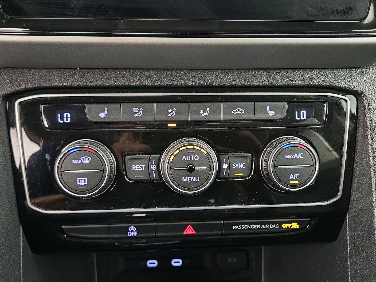 2023 Volkswagen Atlas SE w/Tech - Photo 17