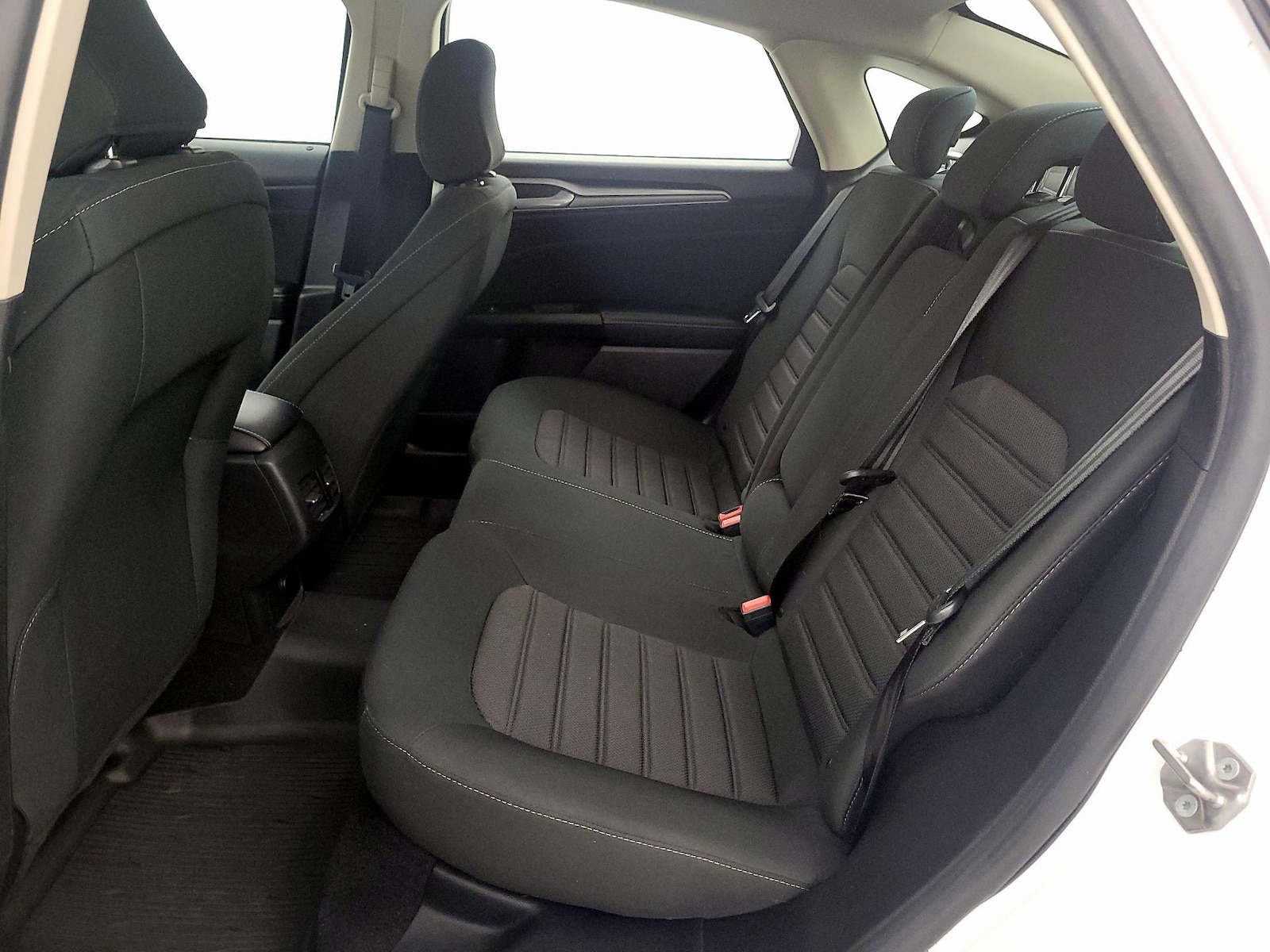 2020 Ford Fusion SE - Photo 18