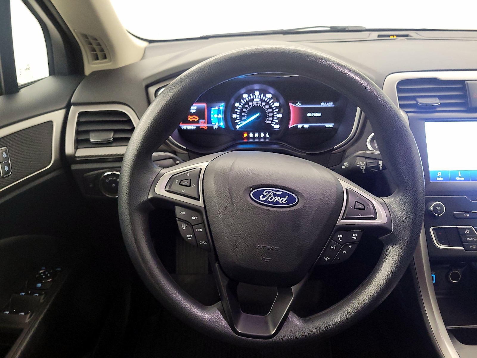 2020 Ford Fusion SE - Photo 9