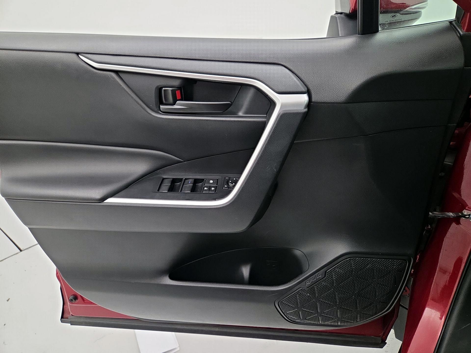 Thumbnail: 2022 Toyota RAV4 - 12