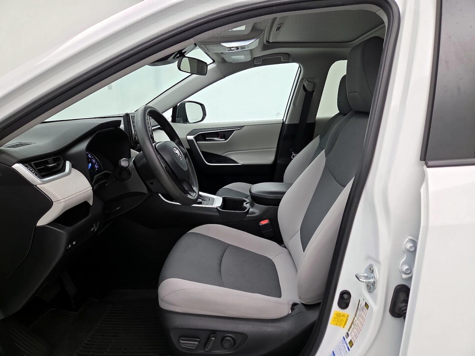 2022 Toyota RAV4 XLE - Photo 12