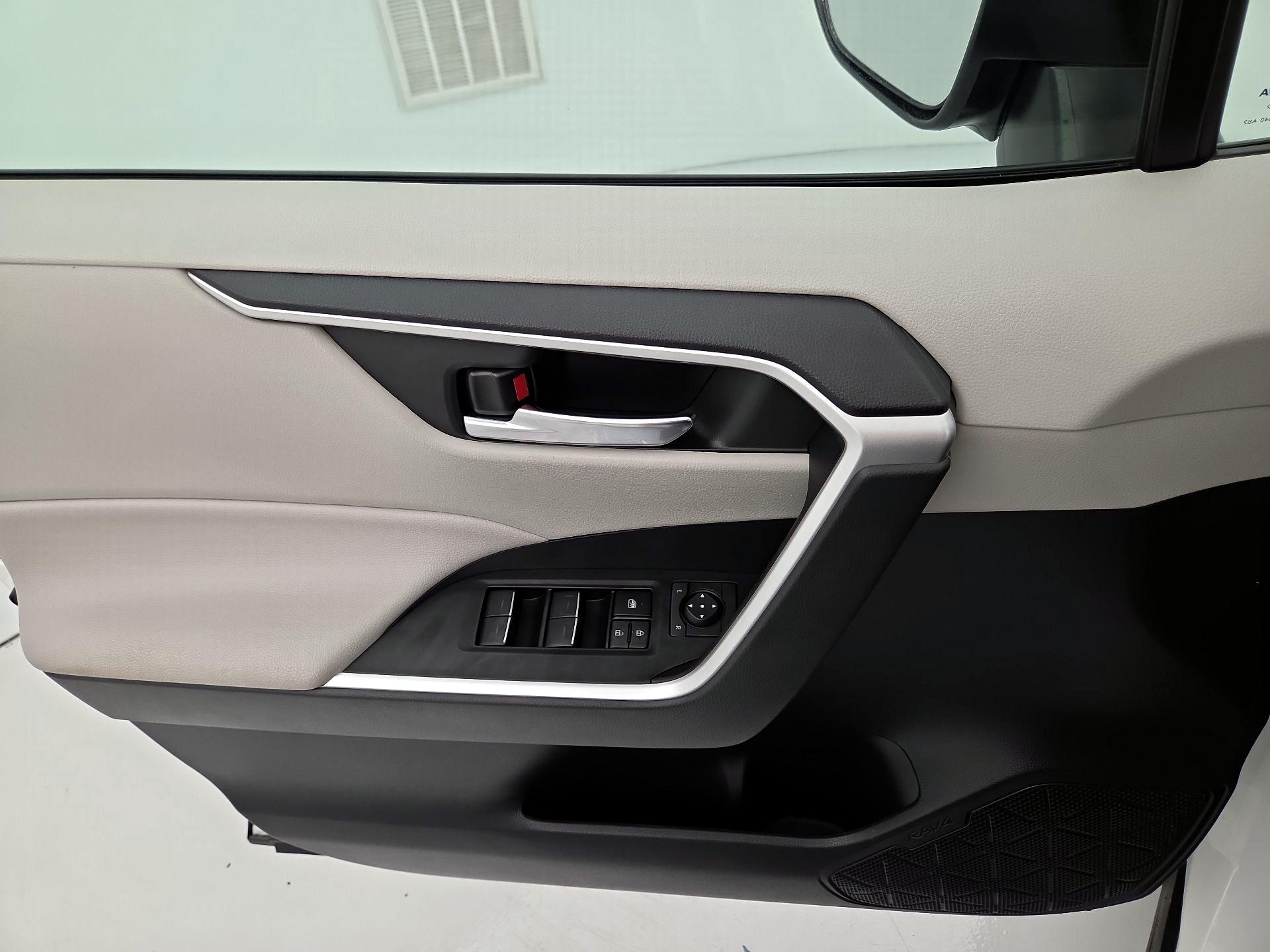 Thumbnail: 2022 Toyota RAV4 - 12