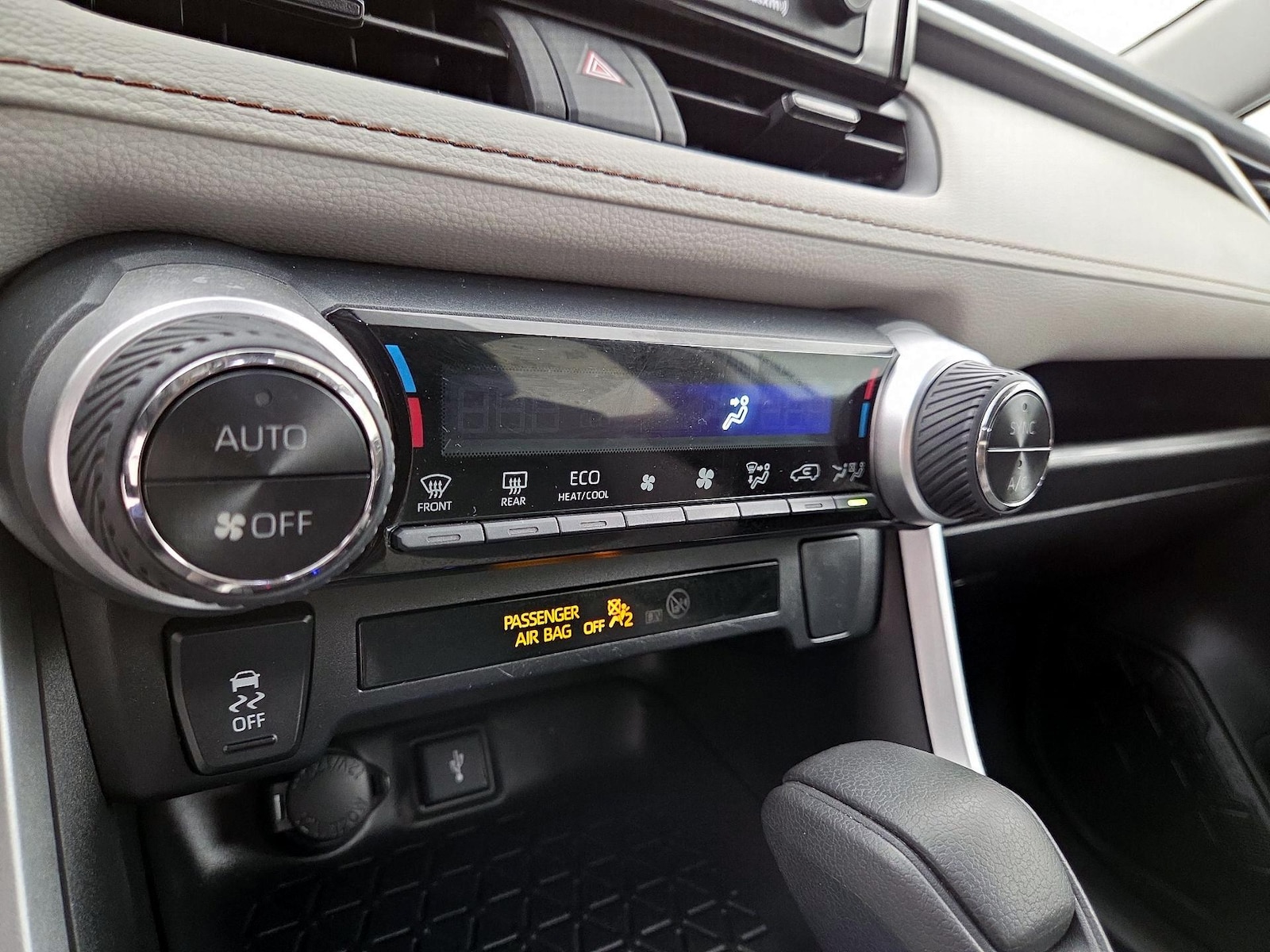 2022 Toyota RAV4 XLE - Photo 17
