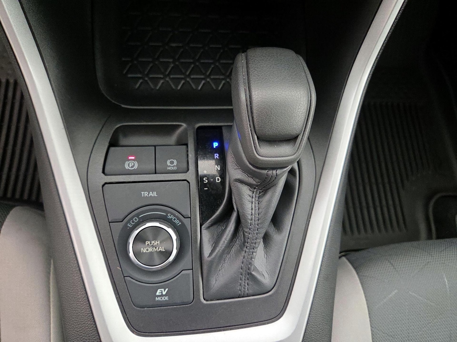 2022 Toyota RAV4 XLE - Photo 18