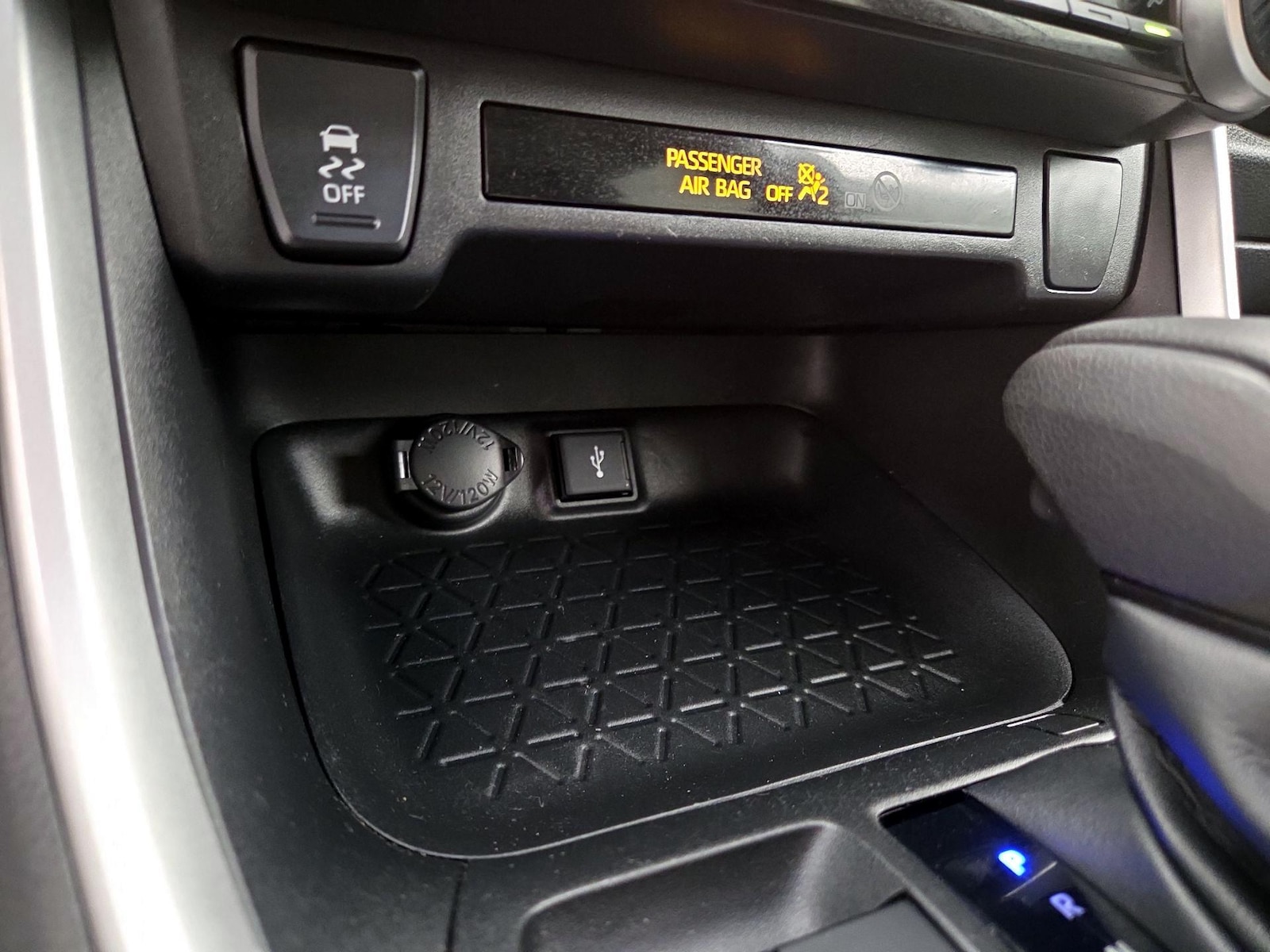 2022 Toyota RAV4 XLE - Photo 19