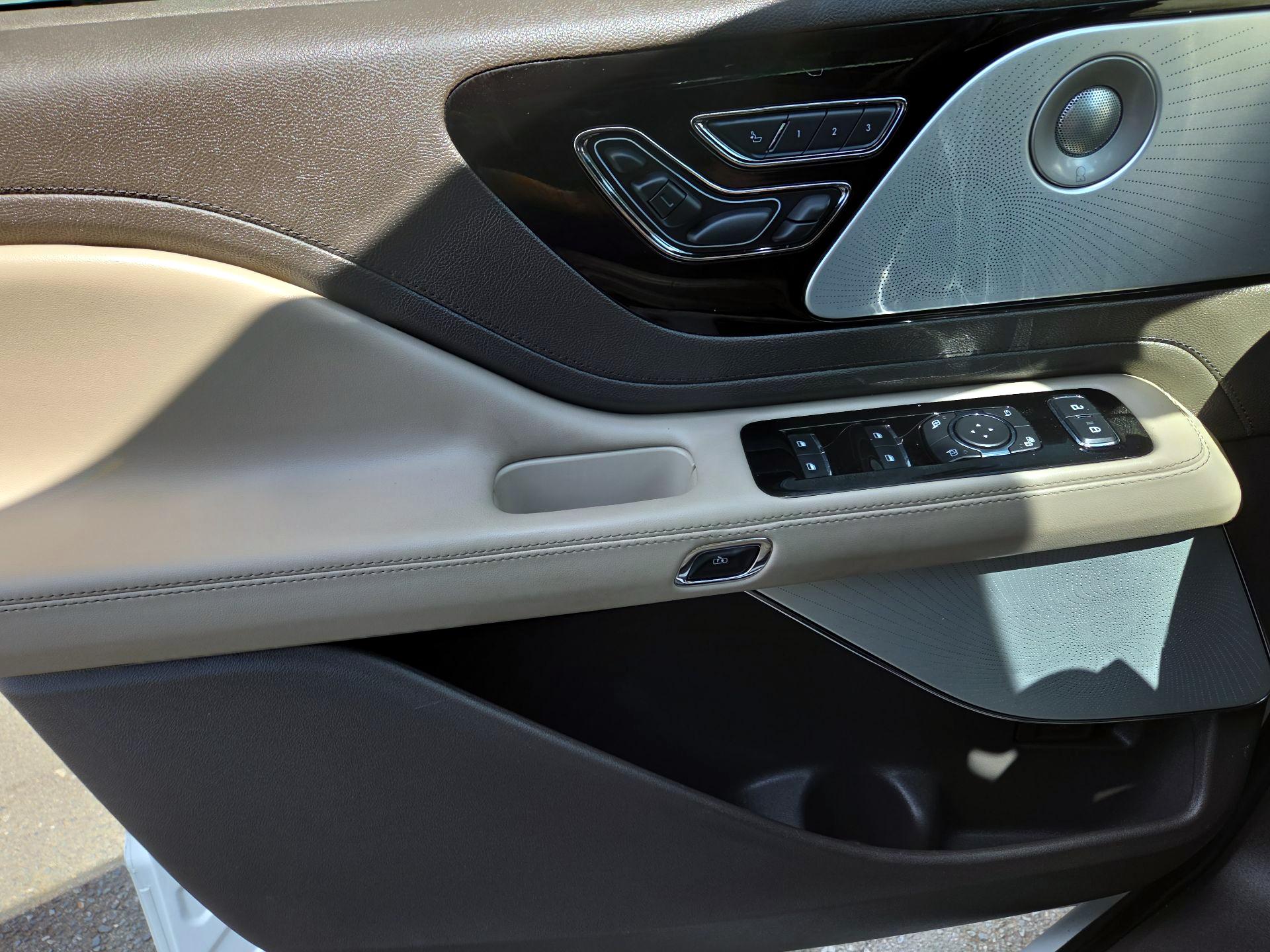 Thumbnail: 2020 Lincoln Aviator - 12