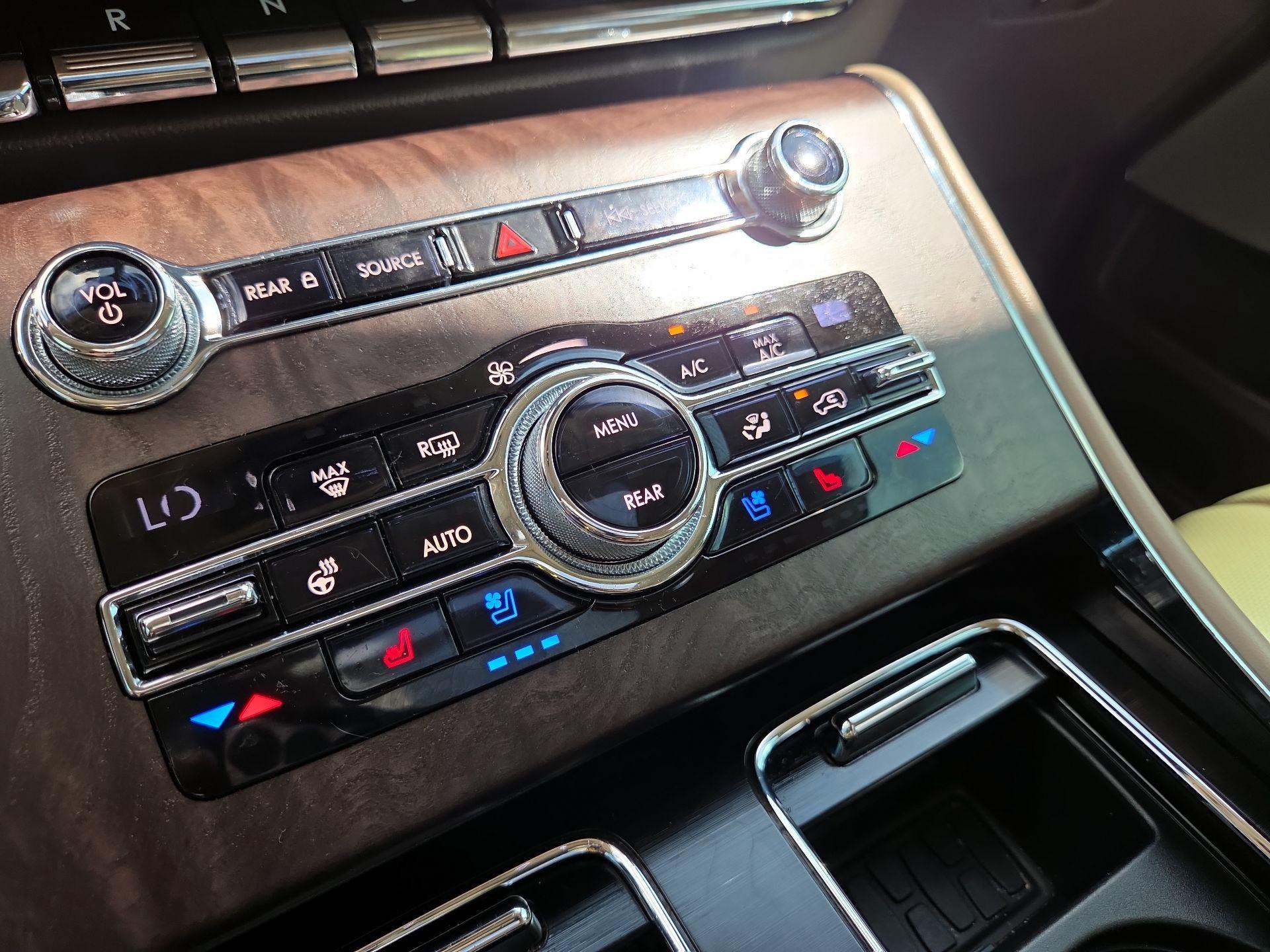 Thumbnail: 2020 Lincoln Aviator - 16