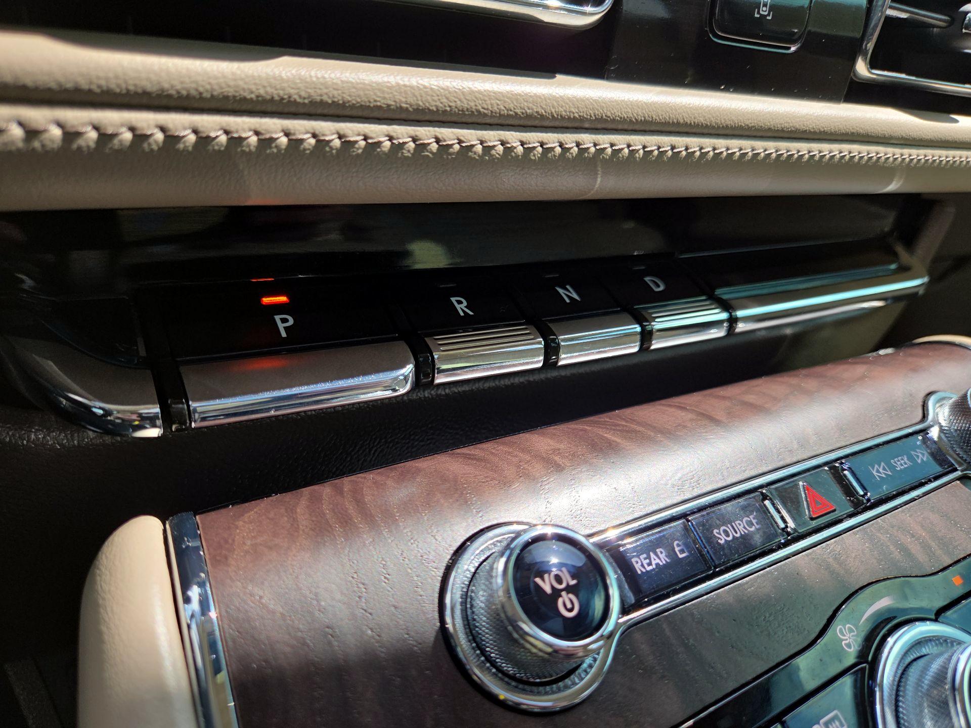 Thumbnail: 2020 Lincoln Aviator - 17