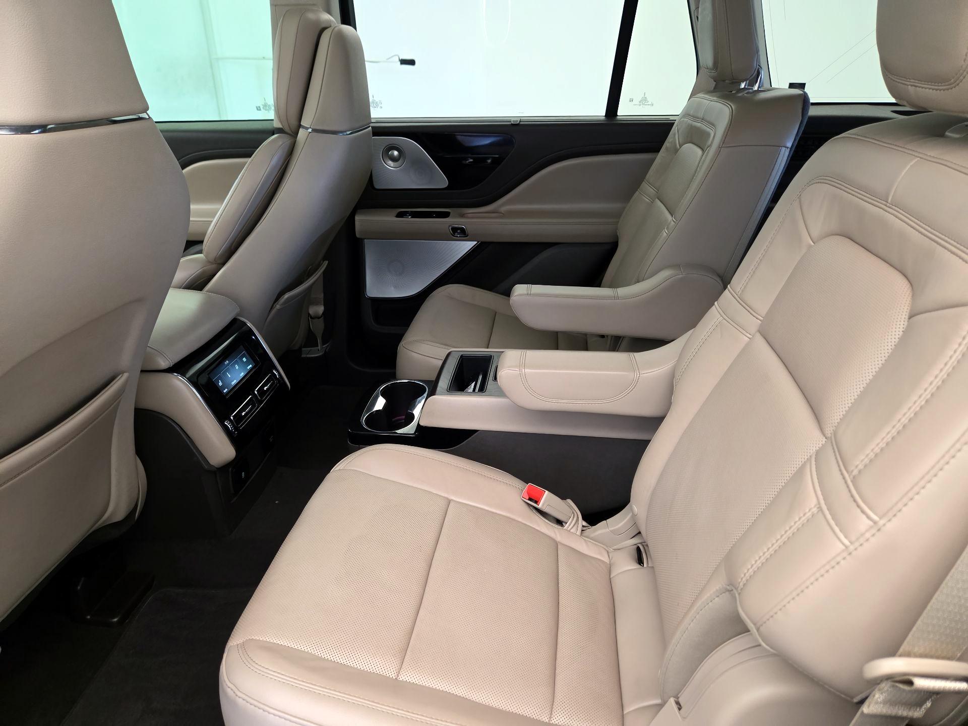 Thumbnail: 2020 Lincoln Aviator - 19