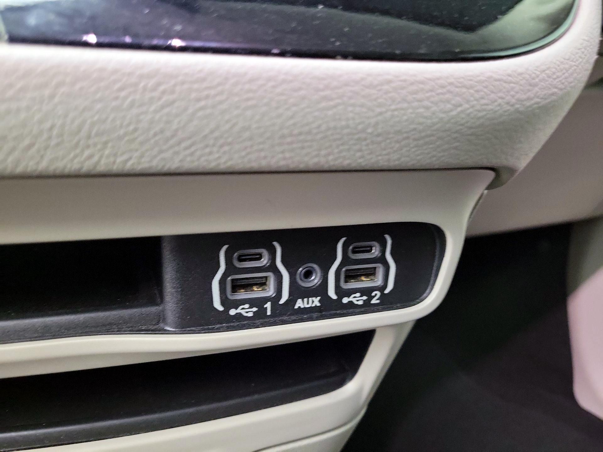 Thumbnail: 2023 Chrysler Pacifica - 18