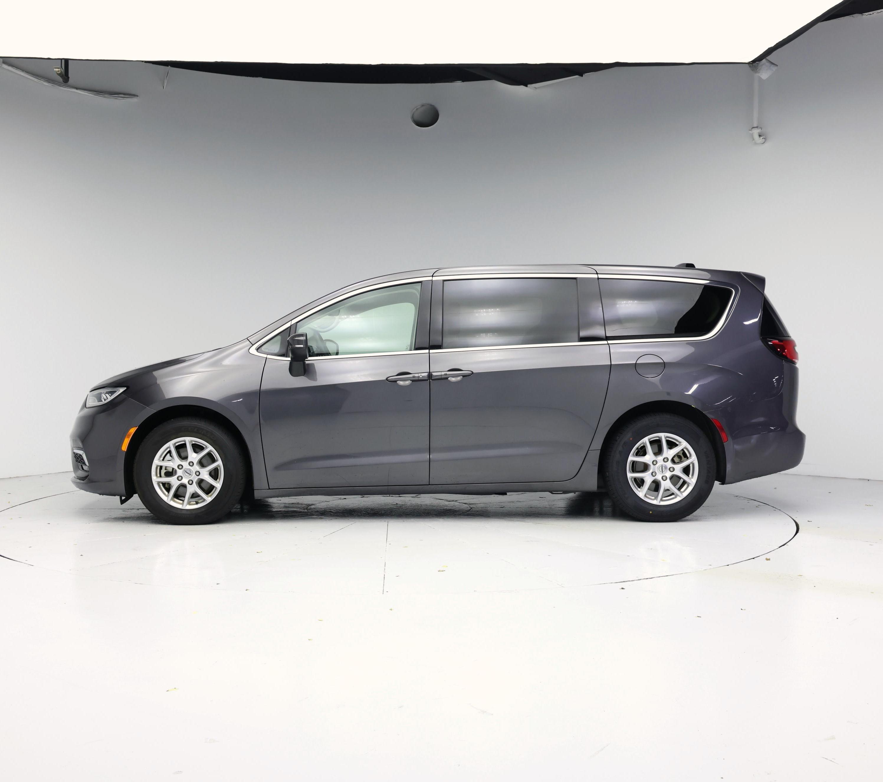 Thumbnail: 2023 Chrysler Pacifica - 3
