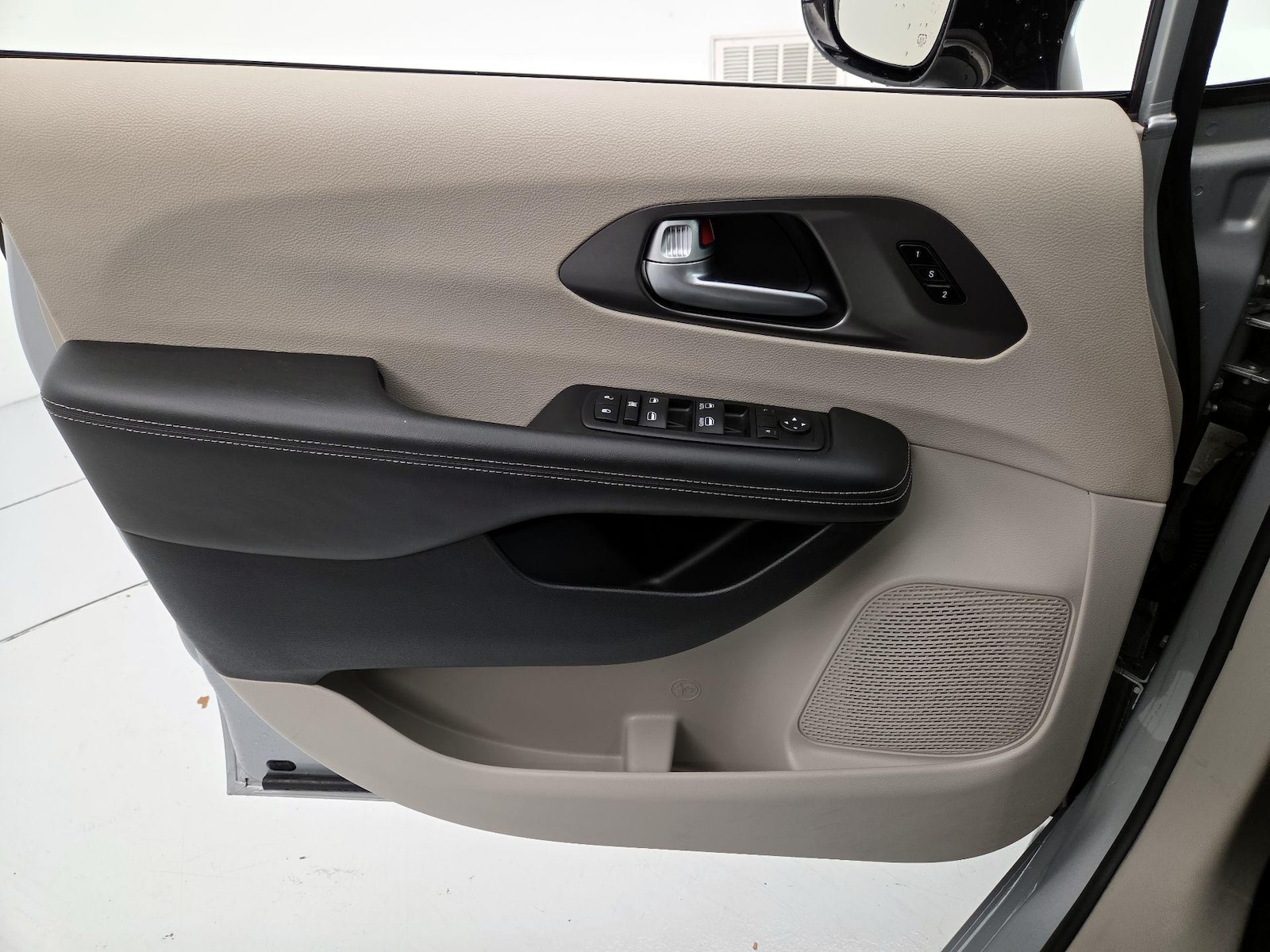 2024 Chrysler Pacifica Touring L - Photo 13