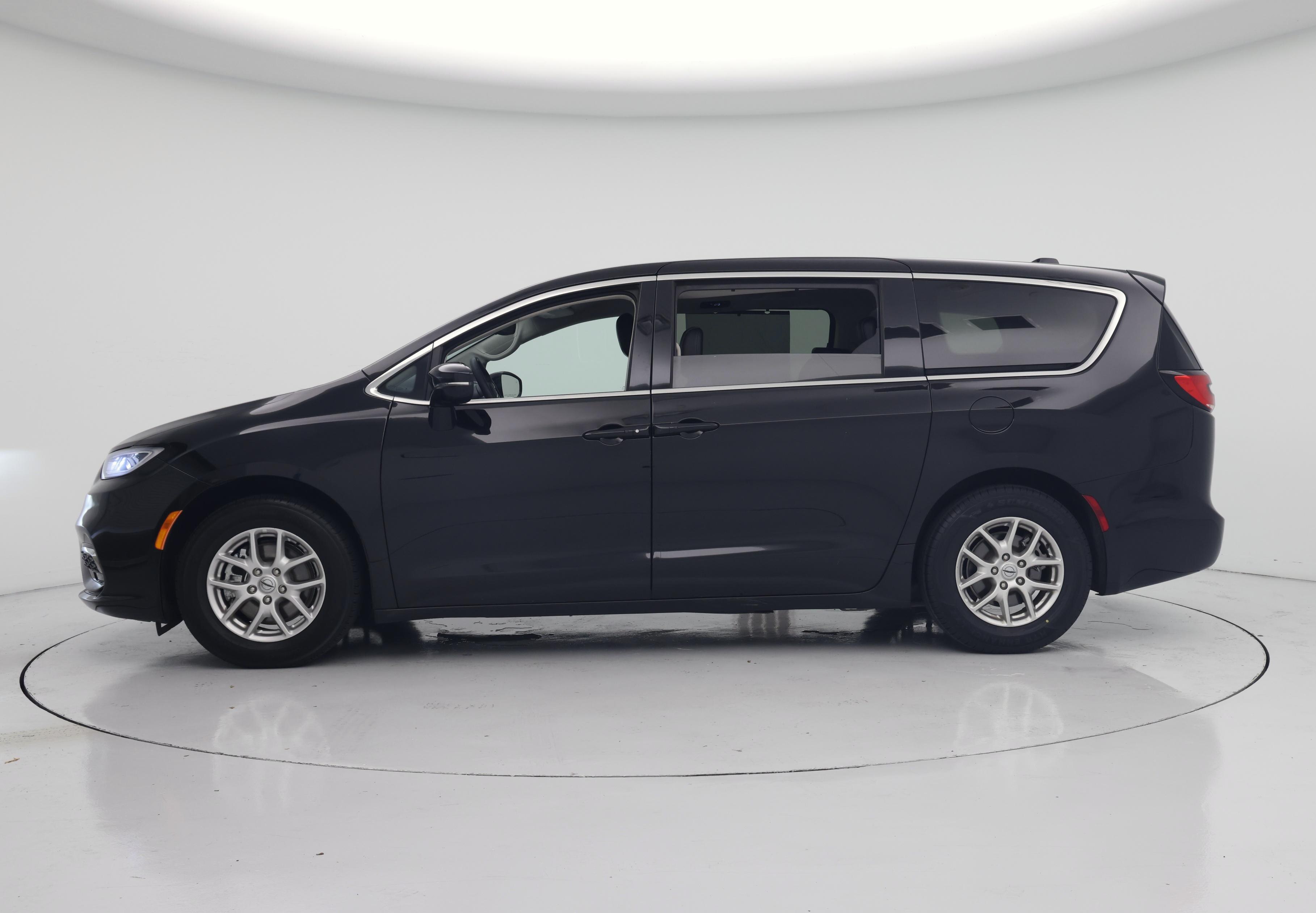 Thumbnail: 2024 Chrysler Pacifica - 3