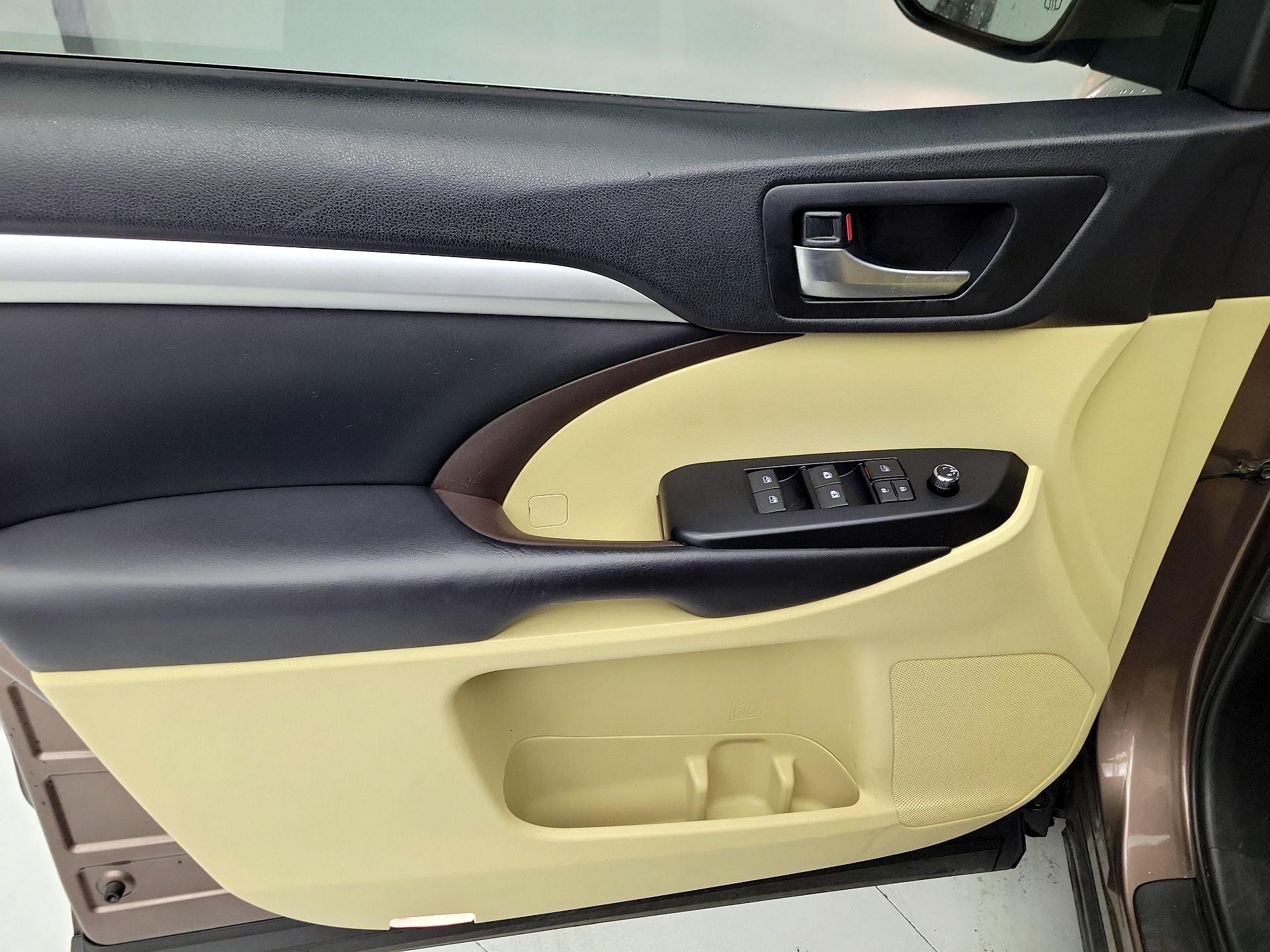 Thumbnail: 2019 Toyota Highlander - 12