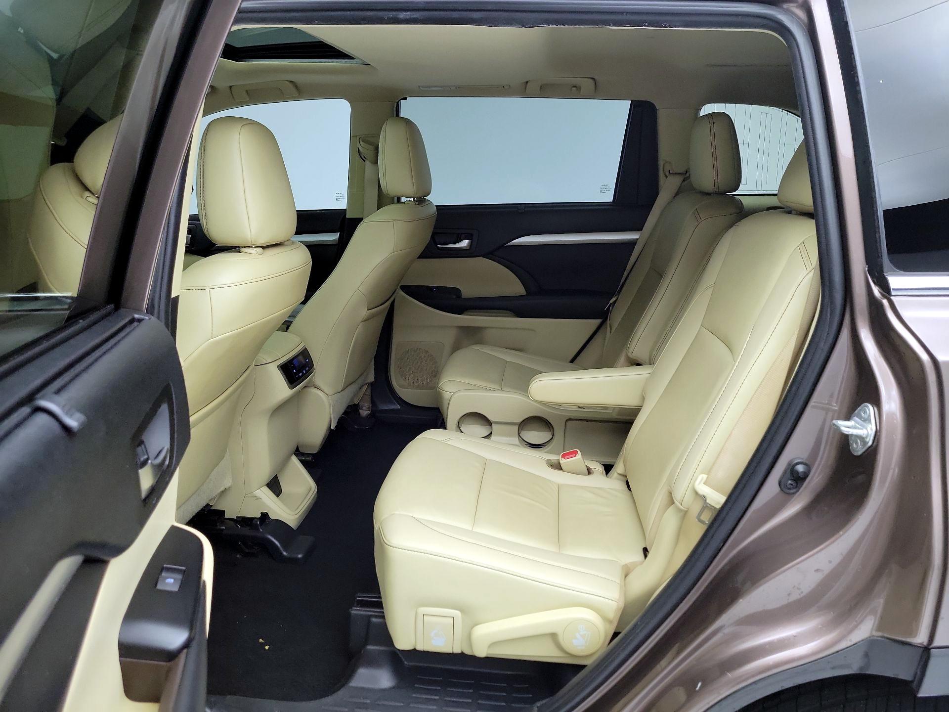 Thumbnail: 2019 Toyota Highlander - 20