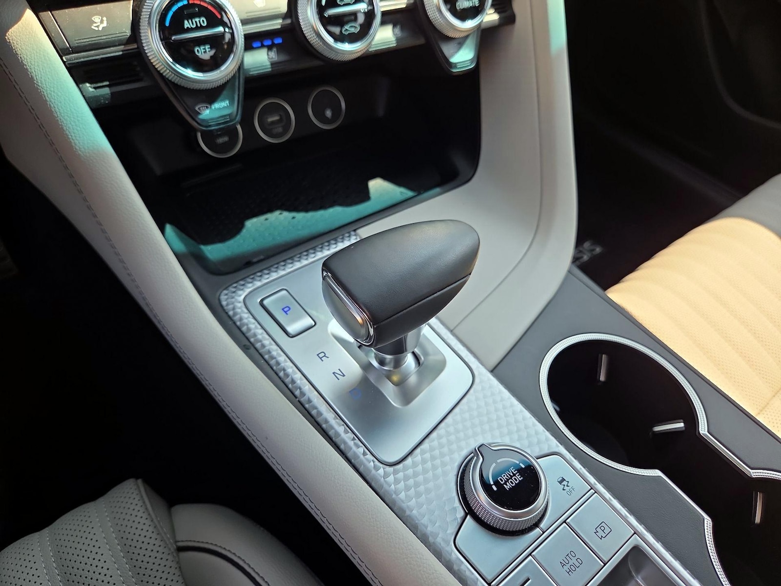 2023 GENESIS G70 Standard - Photo 18