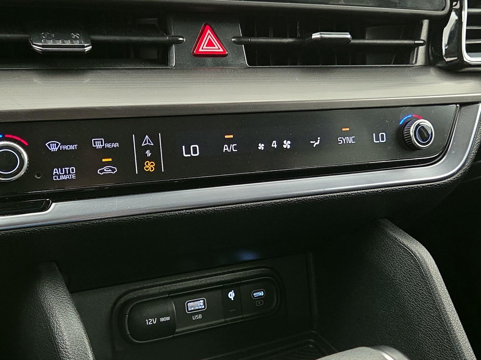 2025 Kia Sportage EX - Photo 18