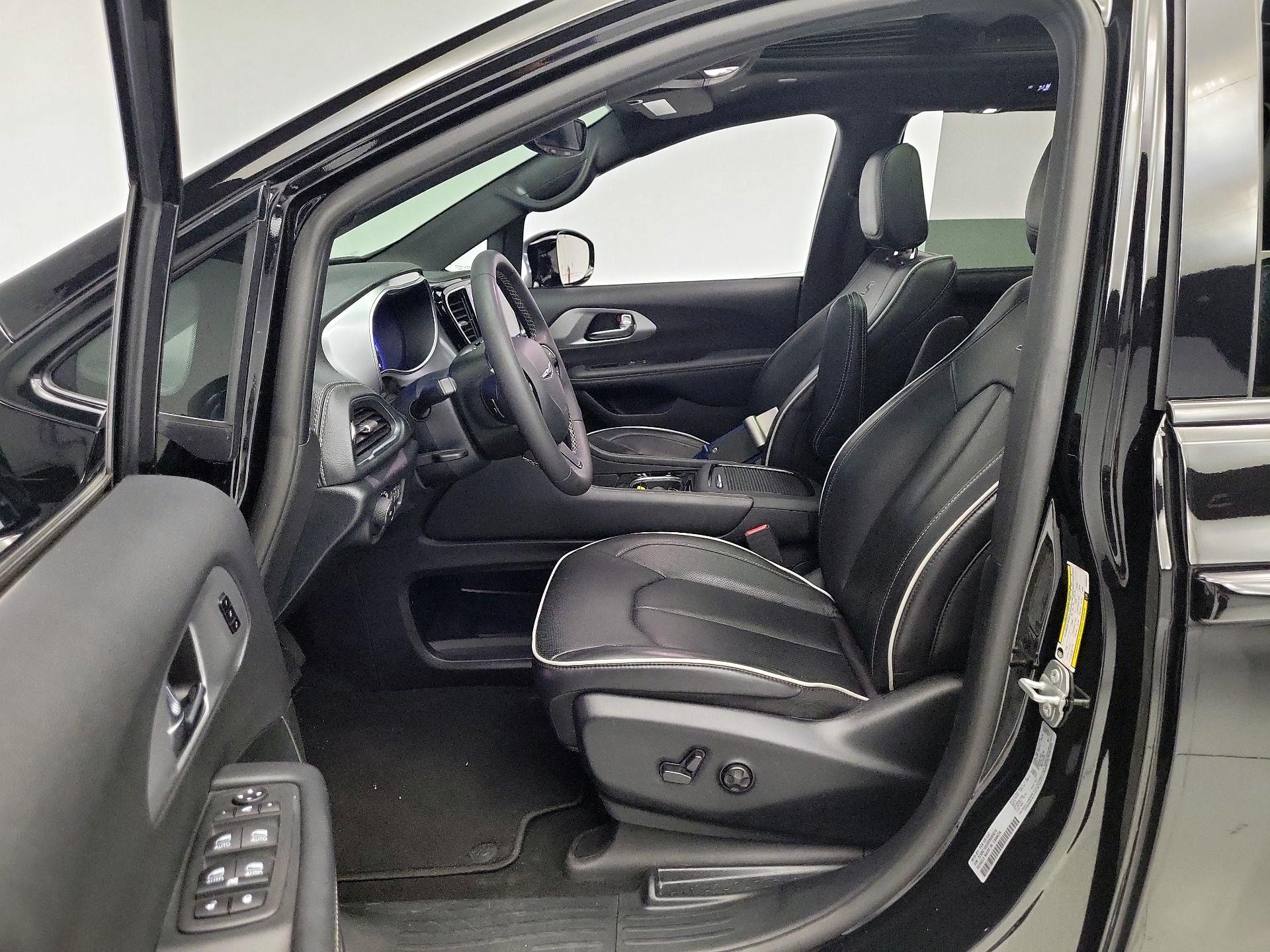 Thumbnail: 2025 Chrysler Pacifica - 11