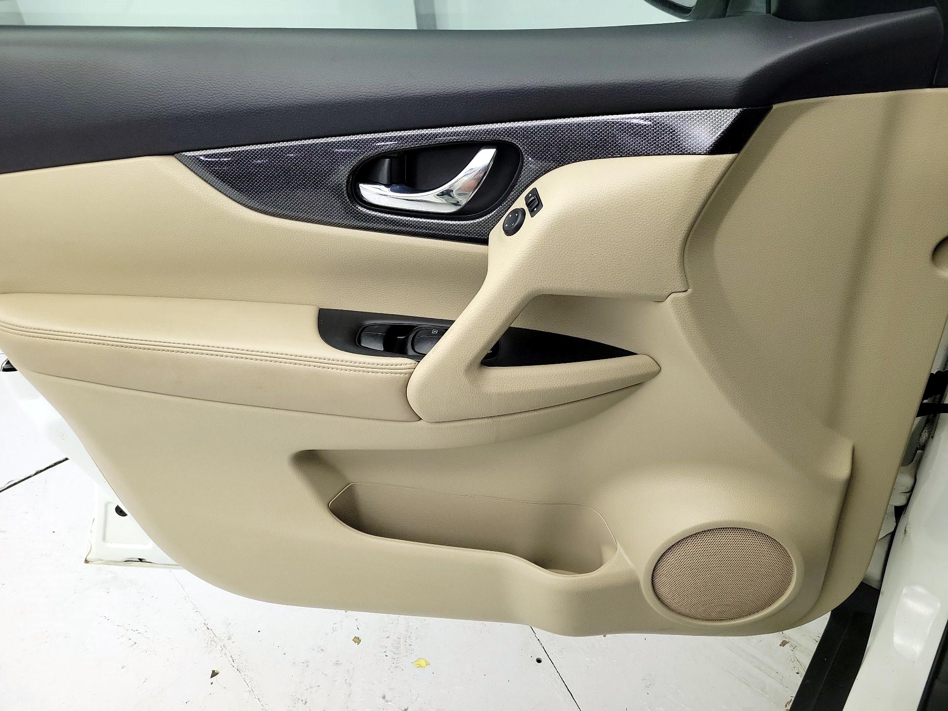 Thumbnail: 2016 Nissan Rogue - 12