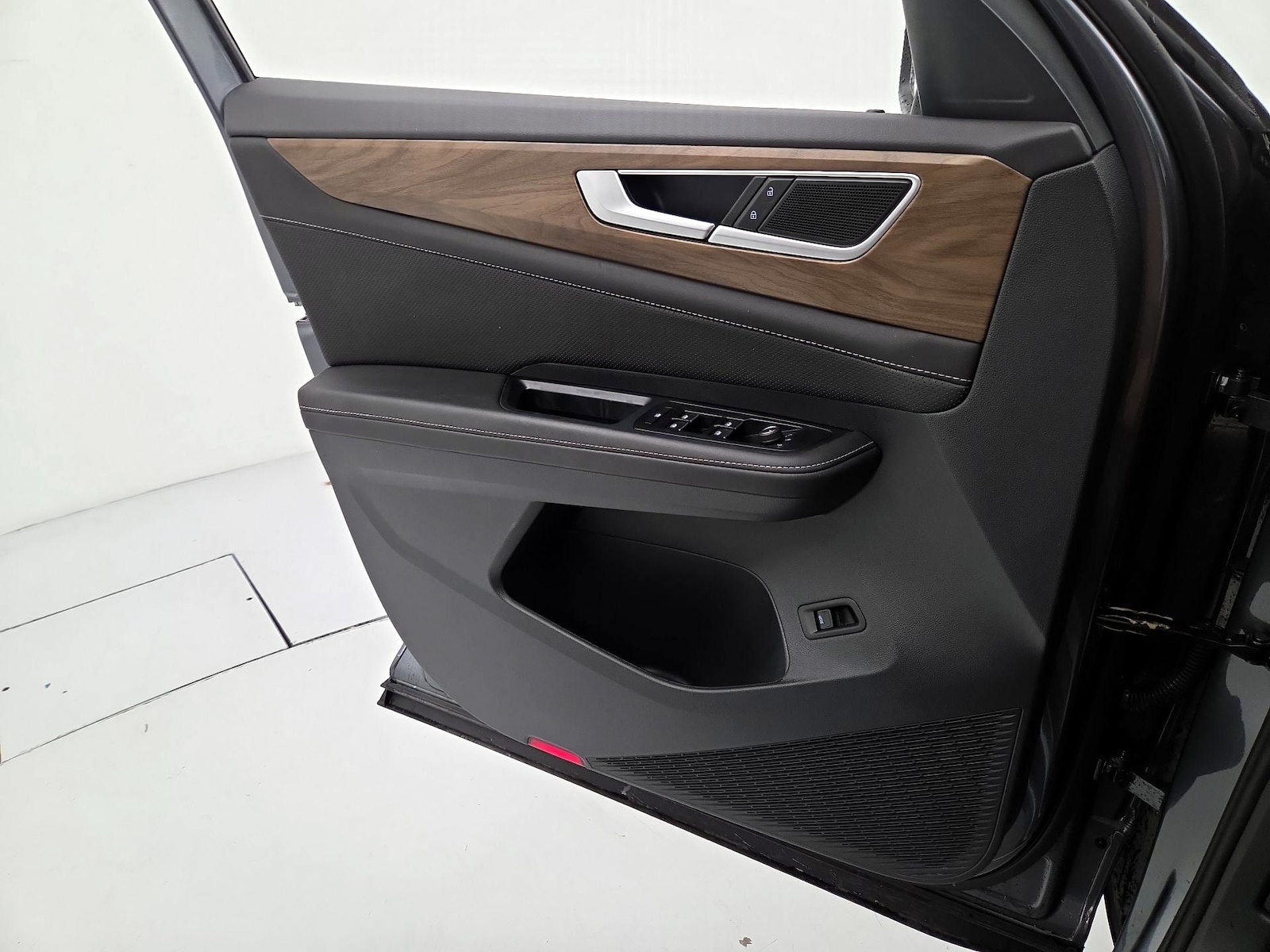 2025 Volkswagen Atlas SE w/Tech - Photo 13