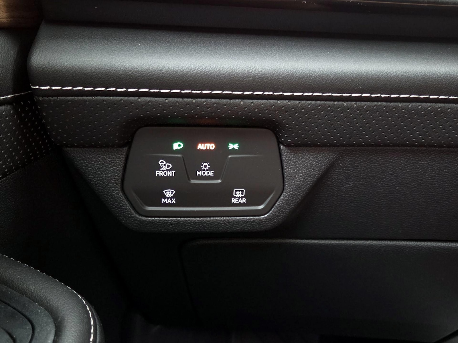 2025 Volkswagen Atlas SE w/Tech - Photo 14
