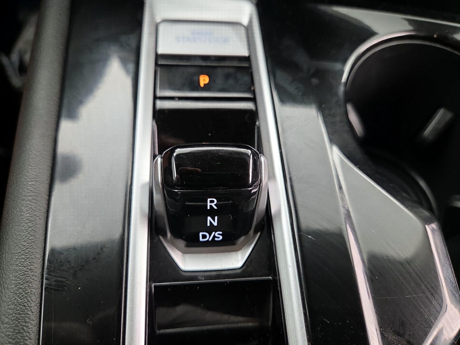 2025 Volkswagen Atlas SE w/Tech - Photo 18