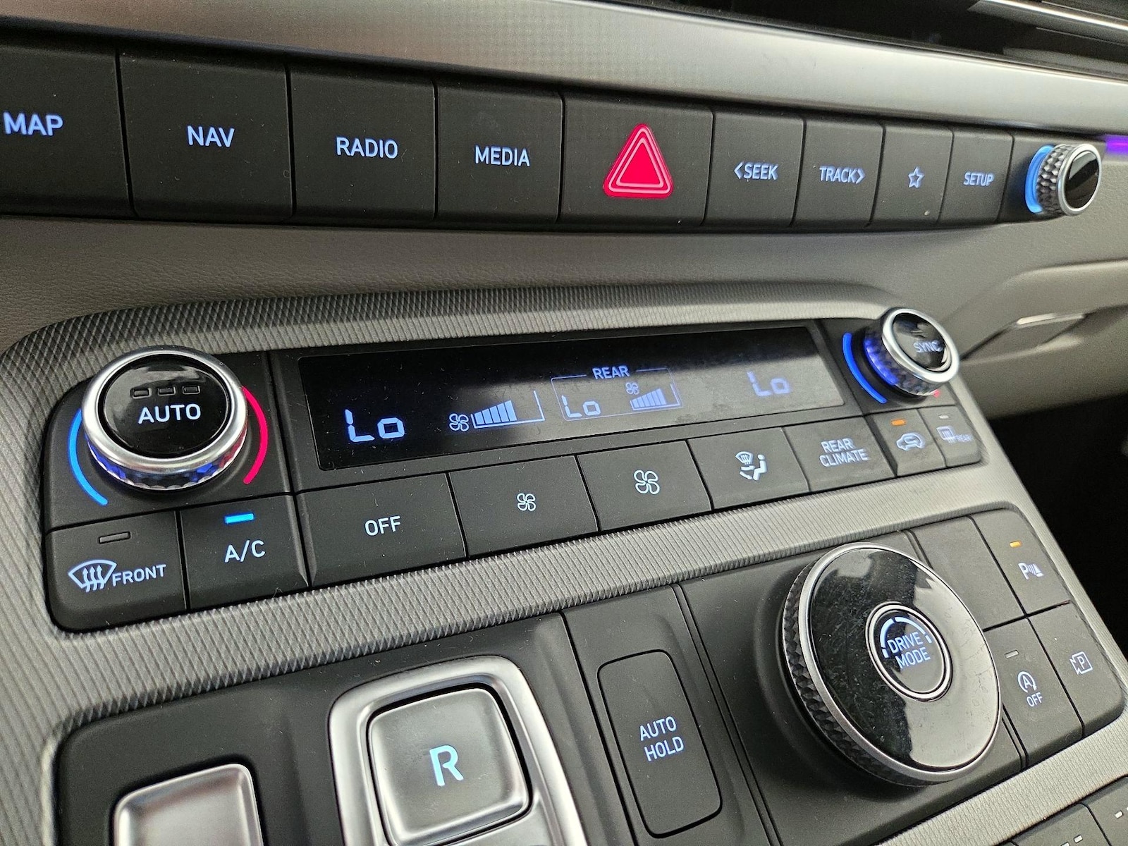 2025 Hyundai Palisade Limited - Photo 18