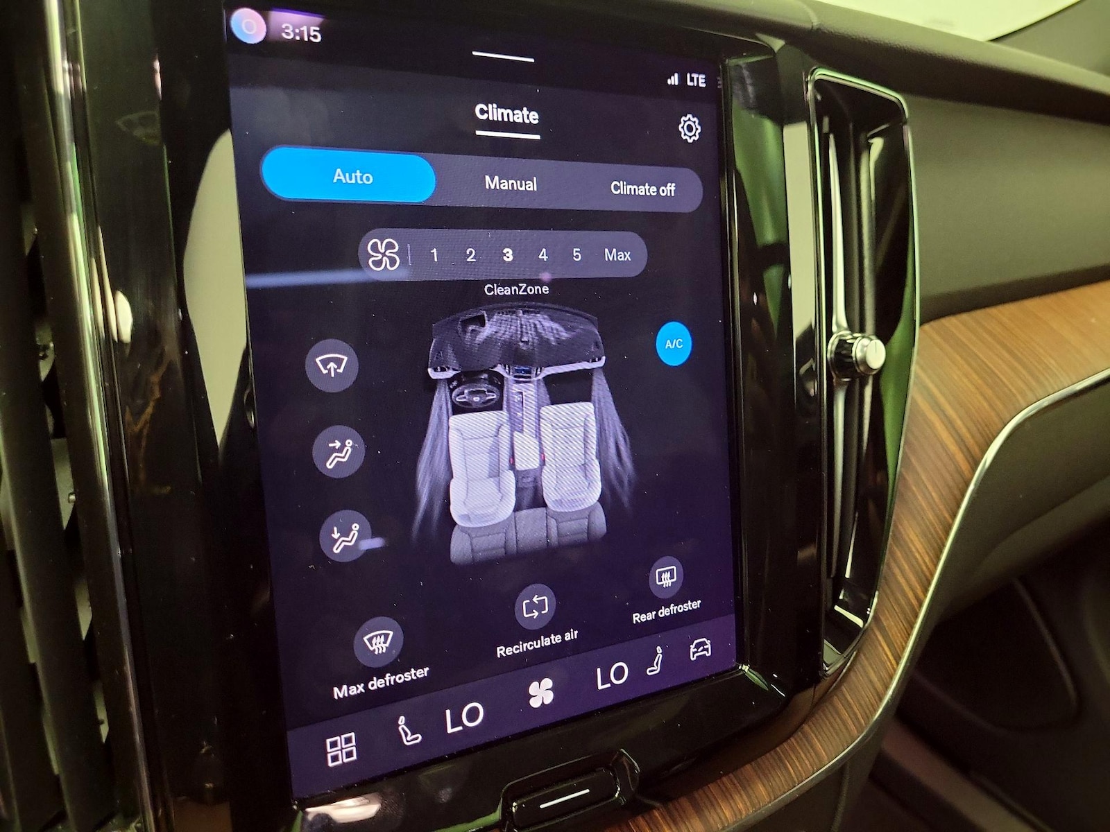 2023 Volvo XC60 Plus - Photo 17