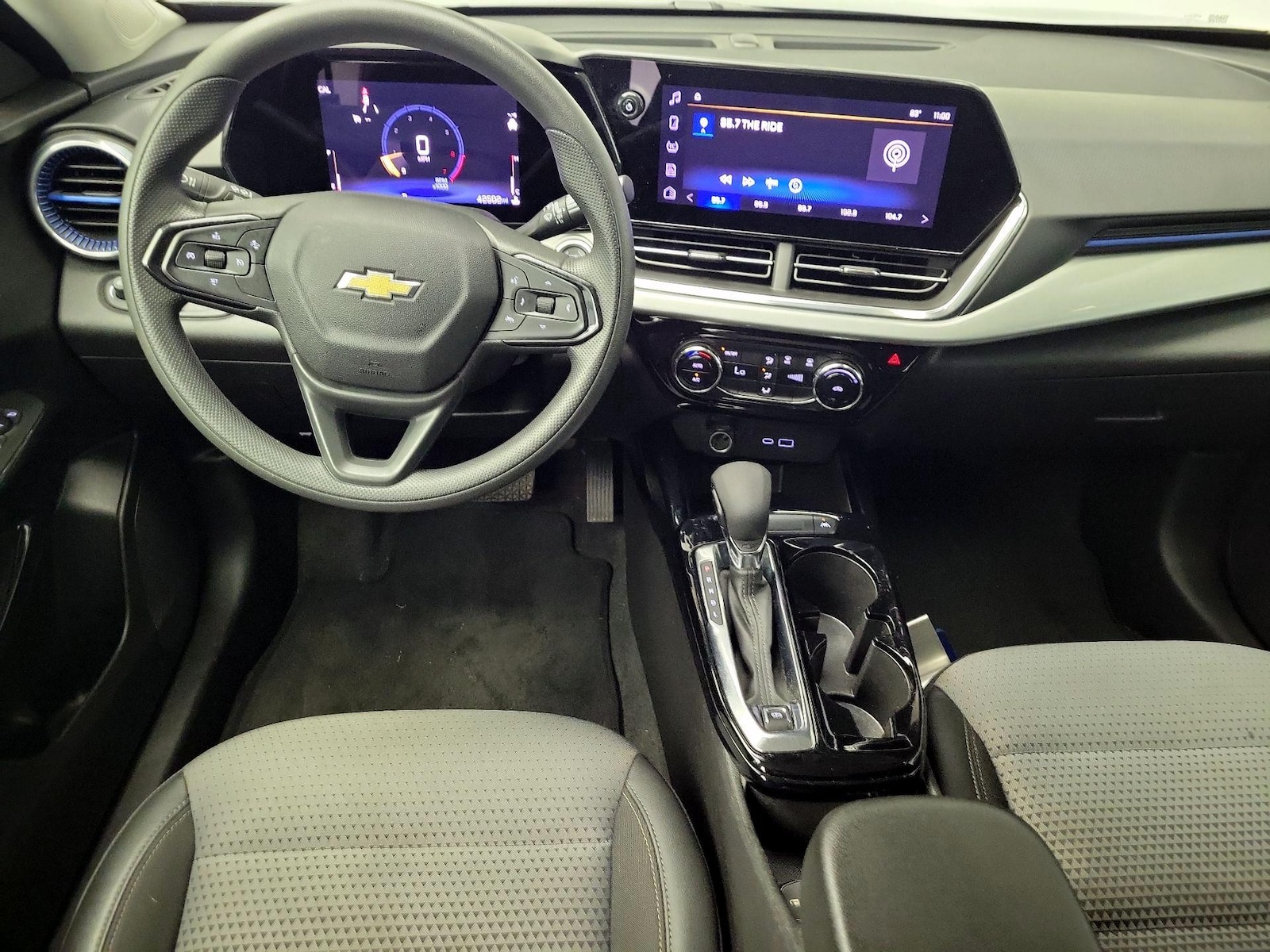 2025 Chevrolet Trax LT - Photo 10