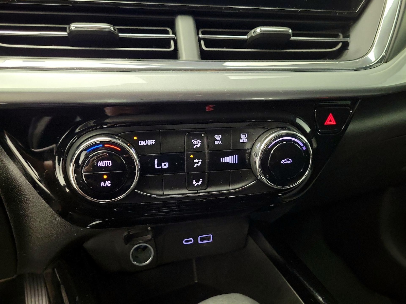 2025 Chevrolet Trax LT - Photo 17