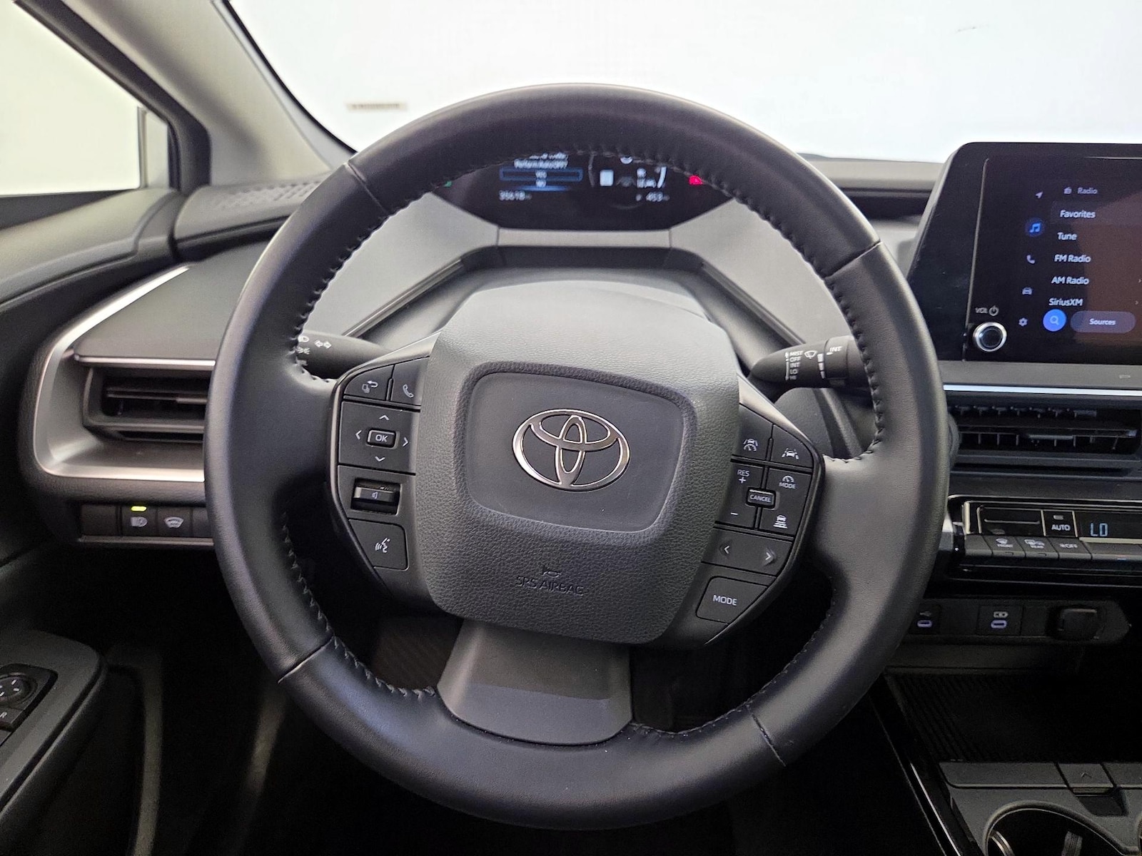 2025 Toyota Prius LE - Photo 11