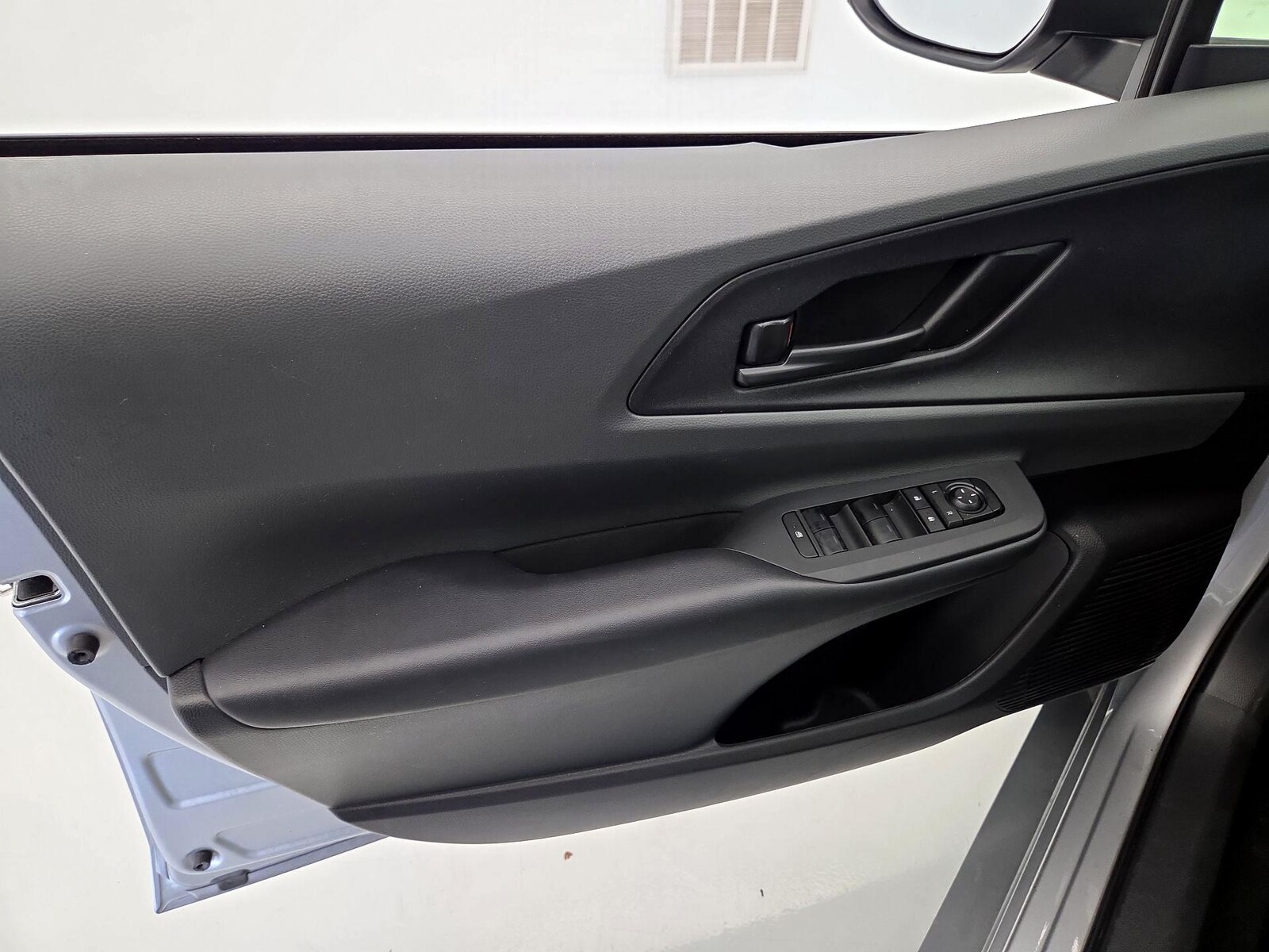 2025 Toyota Prius LE - Photo 13