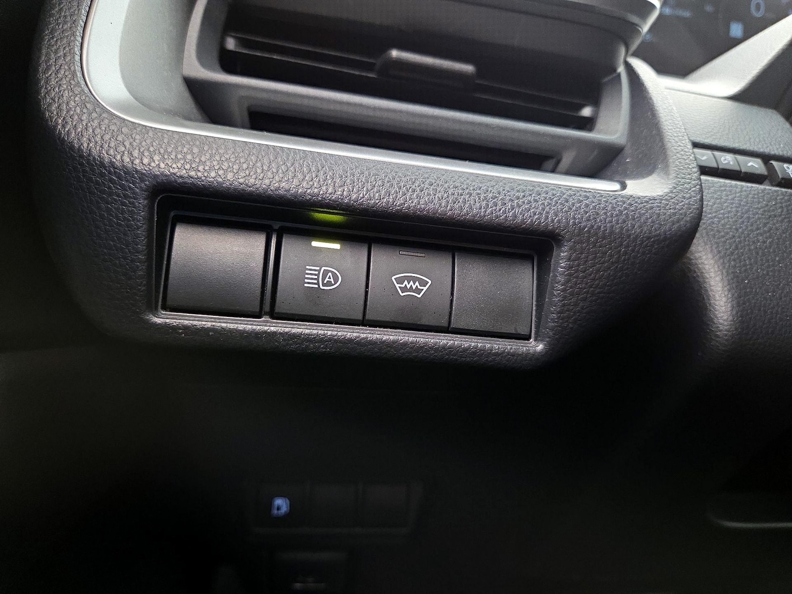 2025 Toyota Prius LE - Photo 14