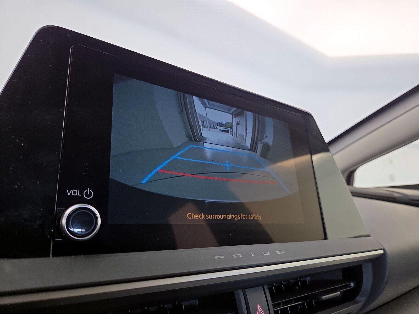 2025 Toyota Prius LE - Photo 15