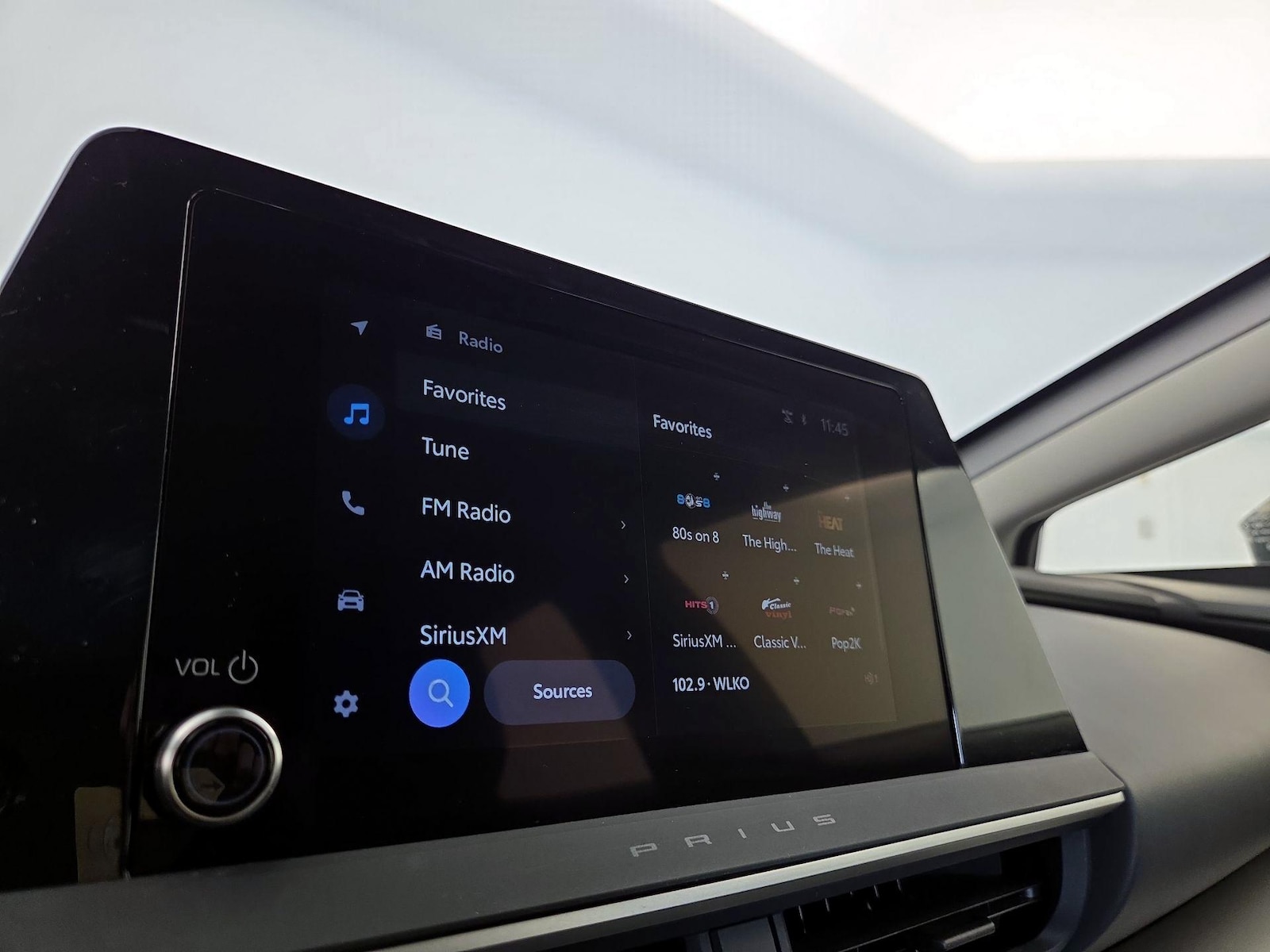 2025 Toyota Prius LE - Photo 16