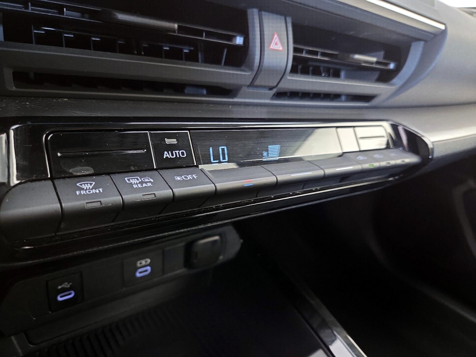 2025 Toyota Prius LE - Photo 17